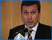 ></p><p class=c_tn>Средства  Ивавтодора и порядок их расходования решено поставить под особый контроль. Сегодня в стенах этой структуры начало проверку контрольно-ревизионное управление. Аналогичная проверка готовится и по линии Счетной палаты. Кроме того, серьезно ослаблен в своих полномочиях глава «Автодора» Валерий Васильев. Ведомство, в котором концентрируется огромные деньги, теперь переподчинено вице-губернатору Юрию Токаеву. </p><p class=c_tn>Осенью, еще при спикере Конькове депутаты Законодательного Собрания выразили недоверие главе Ивавтодора, подозревая его в финансовых злоупотреблениях. В ту пору на защиту Васильева встал сам губернатор. Он много говорил о деловых качествах чиновника и совершенно не смущался тем, что Васильев занимает одну из руководящих должностей в местном отделении Единой России. Теперь деловым качествам решено найти другое применение. Васильеву было предложено покинуть пост начальника «Ивавтодора» - в обмен на должность заместителя главы области и госсекретаря. </p><p class=c_tn>Поскольку Васильев отказался, ослабить его ресурс решено с помощью следующей структурной комбинации. Комиссию по проведению торгов на заключение подрядных работ возглавит заместитель губернатора Владимир Стариков - прежде он курировал дорожную сферу, но из-за большой нагрузки попросил снять с него часть функций. Эти функции теперь в руках вице-губернатора Токаева - в его же прямое подчинение передано и само дорожное управление. Главенство Васильева в Иватодоре с этого момента становится чисто номинальным. «Ресурс однозначно будет снижен, поскольку будет установлен дополнительный двойной контроль, тем более это важно в условиях, когда через Автодор проходят деньги огромные, миллиардные», - подчеркнул губернатор.</p><p class=c_tn>Не только административный, но и политический ресурс Васильева, похоже, сходит на нет - политсовет ЕР уже осудил инициативу однопартийца, который предложил парламентариям отозвать спикера Гришина. А Михаил Бабич и вовсе заявил, что роль Васильева в региональной партийной организации сильно преувеличена. </p><p class=c_av>Дмитрий Попов</p>
	
		<div class=