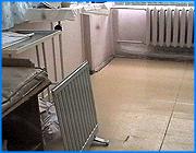 ></p><p class=c_tn>Когда в Иванове закончится отопительный сезон и будет ли в квартирах горожан горячая вода летом. Эти вопросы сегодня обсуждали члены комитета по городскому хозяйству городской Думы. Перед депутатами отчитывался Сергей Саванов, директор муниципального предприятия Ивгортеплоэнерго. По его словам, финансовые взаимоотношения с поставщиком - ивановской генерирующей компанией - в очередной раз зашли в тупик. Долг города перед энергетиками составляет почти 150 миллионов рублей, кредиты, взятые в областном бюджете и коммерческих банках, ситуацию не спасают. Как сказал Сергей Саванов, окончание отопительного сезона и сохранение горячего водоснабжения летом зависит от воли энергетиков. </p><p class=c_tn>Финансово-энергетические кризисы в Иванове стали сезонным явлением. Все стороны взаимоотношений - поставщики, посредники и потребители привыкли к этой ситуации. Еще год-два назад по поводу задолженностей и ограничений в подаче тепла глава Ивэнерго собирал пресс-конференции и клеймил безответственность чиновников, не стесняясь в выражениях. Сейчас энергетики ограничиваются небольшими пресс-релизами. Мол, там-то и тогда-то снизят то-то и то-то. Причина указывается классическая - безответственность городских властей. Но при ближайшем рассмотрении выясняется еще ряд предпосылок, от администрации мало зависящих. Во-первых, долги потребителей, как населения, так и юридических лиц. Во-вторых, долги Ивгортеплоэнерго за прошлые годы. Плюс пени и штрафы за просроченные платежи. В-третьих, и, пожалуй, в-главных, временной разрыв в платежах.  «120 млн. - месячное потребление, гражданин платит 10-го за прошедший месяц. А вы требуете за 10 дней вперед. Вот вам эти 150-200 млн.», - сообщил вице-мэр г.Иваново Сергей Бразер.</p><p class=c_tn>Эти 150-200 к середине следующего месяца гасятся. Но, как правило, не полностью, долги копятся. Следующий шаг - Ивгортеплоэнерго обращается в банк, где пока верят и дают кредит почти под честное слово - под будущие платежи населения. Сейчас власти надеются закрыть долговую дыру деньгами, вырученными от продажи центрального рынка. Но не факт, что эта сумма пойдет именно на погашение задолженности, и не факт, что ее хватит. Поэтому все вновь сводится к доброй воле генерирующей и сбытовой компаний, а они пользуются неизменным лозунгом про деньги и стулья. «Если ситуация будет обострена, в принципе, возможно, что начало лета можем оказаться без горячей воды, потому что пока вот на сегодняшний день каких-то реальных источников покрытия всей этой задолженности и выхода на договорные отношения я, честно, говоря, не вижу»,- сказал директор МУП Ивгортеплоэнерго Сергей Саванов.</p><p class=c_tn>Для властей сейчас самая насущная задача - избежать досрочного окончания отопительного сезона. В ближайшее время энергетики и муниципалы намерены сесть за стол переговоров, чтобы простимулировать добрую волю. </p><p class=c_tn>Сегодня директор Ивгортеплоэнерго заявил, что в ряд кооперативов и ТСЖ направлены уведомления об отключении от теплоснабжения в связи с долгами.</p><p class=c_av>Сергей Хохлов</p>
	
		<div class=