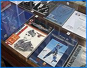 ></p><p class=c_tn>Возродить сотрудничество школьных музеев, посвященных полку Нормандия-Неман. Такой цели стремились достичь участники встречи, которая прошла в 29 ивановской школе. Сюда прибыли ученики и педагоги одной из московских школ, где также действует подобный музей.</p><p class=c_tn>Один школьный музей приехал к другому. Приехали учителя-организаторы, и их подопечные, школьники. В советские годы музеи истребительного полка Нормандия-Неман были в школах нескольких городов. Каждый год они устраивали слеты. Потом наступил двадцатилетний перерыв. Но год назад прошел очередной слет, - по инициативе тех самых москвичей из 712 школы, которые теперь приехали в Иваново. «Мы встречались с военно-воздушным атташе, ветеранами полка «Нормандия-Неман». Много разных экскурсий было организовано. И вот сегодня московская делегация у нас в гостях с ответным визитом. Они к нам не приезжали, действительно, много лет - может быть, лет 20. И такая встреча очень для нас важна», - говорит руководитель музея 29 школы Светлана Соболева.</p><p class=c_tn>Ветеранов советско-французского авиасоединения остается все меньше. Вчера во Франции похоронили тамошнего основателя музея Нормандии-Неман. Но на встречу приехал ивановец, а ныне столичный житель, авиамеханик полка Владимир Соболев. Здесь с ним, наконец, увиделся последний ивановский нормандец, бывший моторист боевых истребителей Реас Куликов. Ивановский ветеран почти не имеет возможностей общаться с однополчанами. «Только по телефону разговариваю, а встречаться - уже нет. Здесь был Белянин Евгений Васильевич, но он недавно ушел из жизни. Поэтому здесь теперь, в Иванове, моих однополчан нет. Остался один я», - говорит он. </p><p class=c_tn>Несколько раз в год ветеран приходит в 29 школу. Встречается в музее с учениками, рассказывает о войне. И находит, что молодое поколение о войне не забыло, а историю понимает лучше, чем прежде. На смену одному поколению приходит другое: в этом году в Россию прилетит соединение Нормандия Неман из Франции. То самое, но летчики и самолеты уже совсем другие. </p><p class=c_av>Василий Когаловский</p>
	
		<div class=