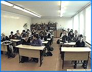></p><p class=c_tn>Москва не смогла обеспечить регионы техникой для проведения единого госэкзамена. Но пробный экзамен по математике все равно состоится 22 апреля. Правда, результаты поступят в школы только к 9 мая. Подробности предстоящих испытаний обсуждались на специальном семинаре в Иванове. </p><p class=c_tn>Две волны единого госэкзамена для выпускников школ и абитуриентов прокатятся по области. Первая, пробная, 22 апреля. Вторая, с экзаменами по биологии, химии и опять-таки математике, в конце мая и начале июня. Выпускников из разных деревень и поселков будут собирать в школы райцентров, а из школ больших городов - в центры сдачи единого экзамена. Экзамен будет похож на выборы - электронная система связи, эксперты и стандартные бланки вроде избирательных бюллетеней. Итоги будут подводиться сначала в Иванове, потом в Москве. Но вместо трех дней на обработку уйдет куда больше времени. Потому, что по закону передать технику для обработки итогов с федерального уровня прямо на местный нельзя. В Москве этого не учли. «Поэтому торги очень поздно были объявлены. И нам не успевают до пробного экзамена поставить технику. Техника нам придет по обработке не раньше мая месяца. А экзамен – 22 апреля»,- говорит директор центра информатизации Ектерина Грушанская.</p><p class=c_tn>В Ивановской области ЕГЭ внедряется впервые. Еще надо научиться правильно заполнять бланки, чтобы машина их признала. Надо решить массу проблем. Первыми это поняли в Вичуге, и с сентября начали готовить к экзамену  выпускников. Все объяснили, обеспечили тренировочным материалом, а в марте провели свой пробный экзамен. Выпускникам понравилось - все они оказались в равных условиях. Результаты настоящего ЕГЭ будут учитываться при поступлении в вузы. </p><p class=c_tn>Но теперь больше всего боятся результатов экзамена по математике школьные педагоги. В сентябре будут опубликованы сводные данные по районам и школам. Учителя опасаются, что результаты их трудов во многих случаях окажутся неутешительными. </p><p class=c_av>Василий Когаловский</p>
	
		<div class=
