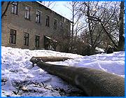 ></p><p class=c_tn>По-своему сенсационное заявление ивановских властей. Уходящий отопительный сезон  назван самым лучшим за последние пять лет. Крупных сбоев и массовых жалоб со стороны потребителей не отмечено. Эта оптимистическая оценка прозвучала сегодня на городском штабе по теплоснабжению, куда были приглашены руководители генерирующей компании и муниципальных предприятий. </p><p class=c_tn>При этом ситуация с долгами города перед энергосбытовой компанией остается неразрешенной. Сейчас речь идет о цифре в 200 миллионов рублей. Однако, похоже, властям удалось заручиться доброй волей энергетиков. Теперь в мэрии настроены утверждать, что тепло из ивановских квартир уйдет только с наступлением теплой погоды. Попутно мэр заявляет, что какие-либо домыслы вокруг горячей воды летом недопустимы - вода будет. Что касается итогов уходящего отопительного сезона, то самая оптимистичная оценка прозвучала из уст руководителя МПЖХ Владимира Шумкова. «Практически этот год показал, что за последние 5 лет это был самый лучший сезон отопительный. Практически жалобы жителей уменьшились… И подводя сейчас итог на 1 число, сколько было жалоб по отоплению от жителей, практически считаем, что их не было. Только крайние стояки, где была какая-то регулировка. То есть я считаю, слаженно проработали и в целом подвели итог по предприятию: удовлетворительно прошли отопительный сезон - как никогда», - сказал он на заседании.</p><p class=c_tn>О другом, уже историческом решении городских властей, о котором тоже шла речь на штабе по теплоснабжению. Город намерен отказаться от неэкономичных муниципальных котельных и перевести потребителей на централизованные источники генерирующей компании. Еще недавно энергетики заявляли о стойком нежелании муниципалитета пойти на этот шаг. </p><p class=c_tn>О котельных заговорили, потому что надо готовиться к будущему отопительному сезону. Проект постановления о соответствующих мероприятиях уже готов. Как заявляет ивановский мэр, главная цель - обеспечить в перспективе возможность снижения тарифов: </p><p class=c_tn>«Особо обратить внимание на те работы, которые дают серьезное снижение издержек по теплоснабжению. Это, Сергей Владимирович, там, где мы уже запланировали погашение неэкономичных котельных… Давайте ускорим вопрос о рассмотрении этой программы с Ивэнерго, там, где есть возможность неэкономичные погасить, эту работу - впереди паровоза».</p><p class=c_tn>Речь идет как минимум о 10 муниципальных котельных. От трех город готов отказаться уже в этом году. До сих пор энергетики сетовали, что власти всячески противятся такому шагу, в первую очередь из финансовых интересов - котельные зачастую отпускали тепло по более высоким расценкам, чем от централизованных источников. Теперь стороны готовят свои предложения. Руководство Ивгортеплоэнерго осторожничает, ссылаясь на то, что такое решение пока не облечено в необходимые технико-экономические расчеты.  «По моим данным, не все варианты окупаемы, а это значит - можно сегодня деньги потратить, чтобы энергетики захватили рынок, а потом эти деньги никогда не вернуть. Поэтому и позиция города здесь - непротивление с самого начала. И Грошев, и Бразер всегда подчеркивали, что не против. Вопрос второй: доказать, что это будет городу выгодно»,- отметил Сергей Саванов.</p><p class=c_tn>Еще одна перемена в отношениях муниципалов и энергетиков. В новом отопительном сезоне температурный режим будет задавать генерирующая компания, а не Ивгортеплоэнерго, как сейчас. Логичное желание монополистов, которые сочли, что недополучают доходы. Для потребителей и коммунальщиков это означает необходимость тщательной отладки внутренних систем, если они не хотят переплачивать за услугу. </p><p class=c_av>Дмитрий Попов</p>
	
		<div class=