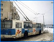 ></p><p class=c_tn>С 15 апреля проезд в троллейбусах может подорожать до 4,5 рублей. С таким предложением выступило руководство ТТУ на совместном заседании комитетов по законности и экономической политике городской Думы. Также для выхода из финансового кризиса, с этого предприятия будут уволены 168 человек. </p><p class=c_tn>Депутаты потребовали от директора ТТУ полного отчета о том, что происходит на предприятии. Акцентировали внимание на убыточных маршрутах трамваев, движение по которым затруднено, в том числе из-за скапливающейся на путях талой воды. В плачевном состоянии, по мнению депутатов, эти улицы находятся отчасти из-за бездейственности городских властей. </p><p class=c_tn>По словам директора ТТУ Александра Полозова, предприятие в последнее время несет убытки. После вступления в силу закона о монетизации пассажироперевозки предприятия сократились на 30 процентов. Из 100 тысяч льготных проездных приобретается лишь восьмая часть. Убытки предприятия за 3 первых месяца монетизации составили более 20 миллионов рублей. Ликвидировать два убыточных трамвайных и столько же троллейбусных маршрутов руководству предприятия не удалось. Мэр Грошев запретил. Дело дошло до сокращения сотрудников. Директор МУП Ивановское ТТУ Александр Полозов сообщил: «Сокращение реальное получилось 280 штатных единиц, с учетом того, что у нас нехватка кадров по специальностям – водитель, слесарь. Реальных людей на сокращение – 168… Меньше всего пострадали водители, в основном ремонтный персонал и инженерно-технические работники».</p><p class=c_tn>Помимо того график движения троллейбусов по маршрутам № 7 и 8 изменен. Его сократили примерно на четыре часа. Теперь семерка и восьмерка ездят с 6 часов утра до 8 вечера. Такой шаг руководство ТТУ объясняет малой загруженностью троллейбусов в утреннее и вечернее время. Днем можно заработать гораздо больше. </p><p class=c_tn>Сократить количество утренних и вечерних часов руководство ТТУ планирует на всех маршрутах, как троллейбусных, так и трамвайных. Кроме того Александр Полозов вынес предложение с 15 апреля  поднять стоимость проезда в троллейбусах до четырех с половиной рублей. Планируется, что окончательное решение по этому вопросу будет принято на пленарном заседании Думы в следующий вторник.</p><p class=c_av>Олеся Чирко</p>
	
		<div class=