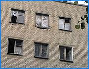 ></p><p class=c_tn>Весна продолжает наступление. Вместе с ней в многочисленные городские жилищно-ремонтные управления приходит все больше заявок о протечках и сопутствующих коммунальных бедах. Одно из таких обращений - от жильцов общежития на 13 Березниковской. Квартиросъемщики ждут помощи уже не первый год, но пока безрезультатно. </p><p class=c_tn>Видимо, по аналогии с трифоновским Домом на набережной местные жители называют свое общежитие на 13 Березниковской - дом на свалке. Весна пришла сюда в виде капели с потолка, дефицита тазов, разбухшей от воды электропроводки и объявления с телефонами аварийных служб. Впрочем, как и план эвакуации, координаты коммунальных служб здесь больше для очистки совести - тех же коммунальщиков. Жители обращались за помощью в 7 ЖРЭУ неоднократно.  </p><p class=c_tn>Каждый житель общежития мог бы быть экскурсоводом. Здесь у нас затопленный подвал, а вот промышленный пейзаж из окон, черный грибок на стенах, и горячая вода время от времени - так живут рядовые россияне. Все это как упрек начальнику МПЖХ Владимиру Шумкову с его светлыми отчетами о проделанной работе.  </p><p class=c_tn>Жильцы с 13 Березниковской за свое коммунальное счастье готовы идти на баррикады. Одно смущает. Почему большинство из них платят за более чем скромные комнаты от 600 до 1000 рублей и при этом должны доказывать власти, что достойны жить, как нормальные люди.  </p><p class=c_av>Андрей Кузьмичев</p>
	
		<div class=