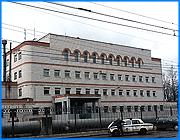 ></p><p class=c_tn>Первый громкий судебный процесс против «Ивгорэлектросети» по делу о сорванных пломбах и штрафных счетах завершился в Иванове. Десятки ивановцев жаловались в мэрию на контролеров Электросети. Суть жалоб сводилась к тому, что сотрудники Горсети выписывали штрафы за ими же сорванные со счетчиков пломбы. Семья ивановца Александра Зверева выиграла дело в Советском районном суде. Суд отменил все наложенные на истца штрафы, признал счета недействительными и обязал «Электросеть» и МПЖХ за свой счет заменить счетчик.</p><p class=c_tn>В январе прошлого года контролер Электросети оставила в двери Александра Зверева акт о сорванной пломбе на счетчике. Хозяева с удивлением прочли бумагу, выписанную на имя прежнего владельца, который умер 6 лет назад. Бумага описывала, что за электротехника стоит в квартире, в которую контролер на деле не заходила. Все было выдумкой. Попытки опротестовать акт и выписанные по нему штрафы на круглую сумму результата не дали. Больше того, контролеры дважды пытались отключать ток в квартире, хотя права на это не имеют. Пришлось обращаться в суд, причем не в Ленинский, который решал дела в пользу предприятия-монополиста, а в Советский, по месту жительства истца. В ходе разбирательств истец затребовал - и смог получить трудовой договор контролеров и обнаружил в нем интересный пункт о 7 премиальных процентах. «Они эти 7% получают за каждый найденный обрыв, обкус. А уж там кусают они эти проволоки? - я не знаю. Знаю, что у нас в подъезде у меня плюс еще 2 обрыва внизу у соседей», - говорит Александр Зверев. </p><p class=c_tn>Процесс длился более полугода. Потребовался ворох справок и девять судебных заседаний. В результате правота истца доказана, сам Александр Зверев стал за эти месяцы юридически грамотным человеком, а горожане получили прецедент в борьбе с неправомерными штрафами. Суд решил: «за счет Электросети и МПЖХ заменить  электросчетчик, послать на проверку, сделать все как положено и признать все счета, выставленные «Горэлектросетью» незаконными. </p><p class=c_tn>Один из пунктов судебного решения касается тысяч ивановцев. Он признает, что владелец приватизированной квартиры не обязан лично следить за состоянием и сохранностью счетчиков, это - обязанность коммунальных служб. Прежде Электросеть утверждала, что хозяева приватизированных квартир являются собственниками счетчиков и несут за них ответственность. Теперь стало ясно, что это не так. «Электрические щиты, располагающиеся на лестничных площадках, следует отнести к внутридомовым электрическим устройствам. А потому обязанность по их содержанию и ремонту лежит на жилищной организации МПЖХ г. Иваново. </p><p class=c_tn>Впрочем, формально решение Советского райсуда в законную силу еще не вступило. Как нам стало известно, Ивгорэлектросеть собирается этот вердикт обжаловать.  </p><p class=c_av>Василий Когаловский</p>
	
		<div class=