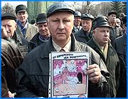 ></p><p class=c_tn>Народные ополчения - это уже не эпизод из истории, а перспектива, вполне грозящая стать реальностью. Еще один отклик получил в эту субботу пресловутый закон о монетизации льгот. На площади Революции в областном центре прошел митинг в защиту прав военнослужащих и их семей. </p><p class=c_tn>Около полудня к знаменитой скульптурной группе стали подтягиваться пенсионеры, действующие военнослужащие и отставники. Организаторы - областная общественная организация Русская земля - раздавали участникам митинга своеобразные боевые листки - брошюры и газеты, призывающие всех офицеров объединиться и защитить российскую государственность. За этим абстрактным лозунгом скрывались вполне конкретные требования: вернуть военным льготы, обеспечить их семьи жильем, а их самих достойными пенсиями.   </p><p class=c_tn>Выступавших было немало, к микрофону выстроилась очередь. Но организаторы сокрушались: те, кого они действительно ждали, кто ответил бы на волнующих всех вопросы и кто реально мог бы повлиять на ход событий - так и не пришли. Подобные митинги, как подчеркнули ораторы, сейчас проходят по всей России. Недостатка в обиженных реформой нет. «По-моему, если мы будем постоянно давит на власть, в конечном счете, мы добьемся своего. Конечно, одними митингами ничего не сделаешь. Нужны более эффективные, более решительные средства», - говорили собравшиеся.</p><p class=c_tn>Решительные средства - это народные ополчения, бунты, восстания и как венец всего - революция. Формы протеста и противления правительственным реформам, ставшие на Руси уже традиционными. По сценарию наиболее радикально настроенных участников митинга, активисты в каждом городе создают ячейки из граждан, недовольных властью. Офицерство, по понятным причинам, туда тоже входит. А в час икс все ячейки поднимают восстание и власть в стране благополучно свергается. </p><p class=c_av>Валентина Перекрестова</p>
	
		<div class=