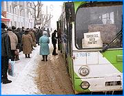 ></p><p class=c_tn>На сегодняшнем пленарном заседании городской Думы принято решение ввести с 1 мая единый проездной для льготников - на электротранспорт и автобусы ПАТП-1 и Экспресс-сервис стоимостью 150 рублей. За 100 рублей по-прежнему можно будет приобрести проездной на электротранспорт. Не по зубам депутатам оказался другой транспортно-финансовый вопрос: увеличивать ли стоимость проезда на трамвае и троллейбусе до 4 с половиной рублей.</p><p class=c_tn>Вопрос не столько экономический, сколько политический. Оптимистичный прогноз Президента, что закон о монетизации выведет из долговой ямы транспортников, для Иванова оказался неприменим. Трамвайно-троллейбусное управление как и раньше, твердо стоит на краю финансовой пропасти. В любой момент по велению налоговиков фактическая неплатежеспособность может превратиться в юридическое банкротство. Повышение стоимости проезда в троллейбусе и трамвае до 4 с половиной рублей вроде бы можно назвать шагом ОТ пропасти. Трамвайный билет подорожал бы на 50 копеек, троллейбусный - на рубль. В среднем - на 20 процентов. При этом прогноз роста выручки ТТУ - 5-6 процентов, что отнюдь не спасает предприятие. «Ситуацию мы спрогнозировать на год не можем. Исходя из того, что сейчас есть, нам надо реорганизовать предприятие, снижать издержки, какие возможно, и ужиматься», - сказал директор МУП ивановское ТТУ Александр Полозов.</p><p class=c_tn>Депутаты вспомнили и другую финансово-политическую сторону вопроса. В случае повышения стоимости проезда ТТУ рискует потерять пассажиров. А значит, возрастет спрос на маршрутные такси. И дальше события развиваются по законам рынка. «Вот сейчас повышая тариф на рубль в троллейбусе плюс 50 в трамвае, мы… автоматически повысим возможность для наших Газелей повышать эти билеты», - отметил депутат Ивановской городской Думы Игорь Волков.</p><p class=c_tn>Звучали самые разные варианты - чтобы ТТУ не погубить, и пассажиров не обидеть. Например, депутаты попробовали провести пропорциональное повышение - на полтинник и в трамвае и в троллейбусе. Не прошло. Не прошло и предложение отдать изменение тарифов на откуп самим транспортникам. В конце концов, думцы признали, что с наскока вопрос не решить и оставили все как есть. До следующего пленарного заседания. </p><p class=c_av>Сергей Хохлов</p>
	
		<div class=