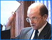 ></p><p class=c_tn>Горячая вода летом будет, - заявил на сегодняшнем заседании городской Думы  ивановский мэр. Однако не все депутаты разделили эту уверенность. Чтобы помочь  Ивгортеплоэнерго справиться с полумиллиардными долгами, Дума санкционировала первоначальные шаги по созданию товарищества с участием муниципального предприятия и потенциального инвестора. </p><p class=c_tn>Отопительный сезон заканчивается благополучно, долги перед энергетиками, которые подают в город отопление и горячую воду, удается гасить лучше, чем в минувшие годы. Само предприятие впервые стало доходным. Однако на сегодняшний день Иваново должно 180 миллионов, а с учетом банковских кредитов - 450. «При той экономике, при тех долгах, которые довлеют над нашим предприятием, мы с ним прокрутимся еще 10 лет. Позволит ли нам кто-нибудь 10 лет жить с таким долгом? Или, в конечном итоге, предприятие будет или обанкрочено, или растащено по кускам?» - сказал директор МУП Гортеплоэнерго Сергей Саванов.</p><p class=c_tn>Единственный путь - получить крупную сумму от возможного инвестора, - признал директор Гортеплоэнерго. И руководство МУПа, и мэрия более не считают опасным сотрудничество с новой структурой - Ивгорэнерго, то есть фактически потенциальным иногородним инвестором. Председатель городской Думы Извиль Салихов: «Это даст городу избавиться от тех обременительных средств - полумиллиарда долгов, все переписать на товарищество, которое организовано. И жить, как говорится, с чистого листа…Это очень позитивно - привлечение инвестиций именно в ту сферу коммунального хозяйства, где мы терпим очень большие убытки». </p><p class=c_tn>А если не хватит денег на горячую воду, полагают в Думе, можно будет занять у того же товарищества. Александр Грошев сегодня официально заявил: «В этом году я говорю, что горячая вода летом будет. На переходном периоде – да, может быть, будут сбои временные, но надеюсь, что их не будет». Хотя руководитель генерирующей компании Александр Шехоткин уверен, что город средств не найдет и воды не будет. </p><p class=c_tn>Сомнения только подтолкнули депутатов к созданию новой структуры. Дума проголосовала за то, чтобы разрешить Теплоэнерго участвовать в товариществе. В июне проект будет рассмотрен подробно. </p><p class=c_av>Василий Когаловский</p>
	
		<div class=