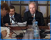 ></p><p class=c_tn>Жилищно-коммунальные проблемы фурмановцев будут решать на уровне управлений областной администрации. Глава муниципального образования Виктор Павлов, по мнению губернатора, ситуацией не владеет. Это выяснилось в ходе отчета фурмановского мэра на заседании губернской администрации. </p><p class=c_tn>Виктор Павлов начал доклад необычно. Социально-экономическое развитие своей муниципии он решил освещать, начиная со времен образования села Середа - так раньше назывался Фурманов.  Для этого бывшему кандидату в депутаты Государственной думы пришлось отступить на три века назад: «В те времена хозяином села были князья Черкасские, которым подарил это село Иван Грозный». Рассказ о современном житье-бытье фурмановцев Павлову удался в меньшей степени. Выяснилось, что хвастаться особо нечем. Разве что показатели промышленного роста могут стать поводом для гордости. Средняя зарплата по району невысокая, на предприятиях проблемы. Доклад превратился в диалог, когда на экране возникла промороженная водонапорная башня, иллюстрирующая состояние водоснабжения в Фурманове и районе. Вопросы губернатора стали еще острее, когда появился слайд с унитазом. Владимира Тихонова заинтересовало, почему в прошлом году вдруг резко выросли кредиторская и дебиторская задолженности районного бюджета. Нет ли проблем с водоснабжением, водоочисткой, ливневой канализацией в конкретных районах города. На все вопросы ответы были однотипные: «Чтобы так подробно ответить, т.е. я не совсем готов, но я вам скажу так: все, что в наших силах и в пределах тех средств, нами делается». </p><p class=c_tn>Выслушав серию таких ответов, губернатор разрешил Павлову сесть на место, но тот покинул зал. Поэтому текущие проблемы фурмановцев чиновникам пришлось решать в отсутствие главы. По поручению Владимира Тихонова заниматься финансами, экономикой и коммунальной сферой Фурманова и района будут руководители профильных областных управлений. Главным образом, начальник управления экономического развития. Пожалуй, Фурманов станет первым в области муниципальным образованием, которому будет оказываться консультативная помощь сразу по нескольким направлениям. </p><p class=c_av>Сергей Хохлов</p>
	
		<div class=