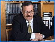 ></p><p class=c_tn>Следствие и суд многому научили председателя областного профобъединения. Во вторник в Октябрьском районном суде был оглашен оправдательный приговор в отношении Александра Мирского, которому предъявлялось обвинение по статье Злоупотребление полномочиями. Уголовное дело, по словам Мирского, не только многому научило лично его, но и приведет к определенным изменениям в профсоюзной деятельности. </p><p class=c_tn>В коридорах областного профобъединения - полумрак и деловая суета. Профсоюзный босс вернулся. И уже работает. Сейчас главный документ в его кабинете - оправдательный приговор. Бумага пока не окончательная - областная прокуратура может опротестовать это решение. Мирской полностью реабилитирован и восстановлен в должности. Пока он не знает, будет ли требовать возмещения морального вреда, нанесенного ему этим уголовным делом. Считает, что главное позади, теперь пришла пора оргвыводов. Во-первых, нужно усиливать юридическую службу в профсоюзах, чтобы грамотные адвокаты активно защищали интересы людей труда. Второй вывод - нужно активнее работать, чтобы реабилитация была очевидна не только суду, но и общественности. Ведь люди думают - говорит Мирской, что дыма без огня не бывает. Профсоюзный лидер считает, что огонь пытались раздуть бывшие директора санаториев, которые хотели избежать ответственности за финансовые грехи. Мирской не согласен с тем, что ивановские профсоюзы превратились в акционерное общество и кроме курортного бизнеса, ничем не занимаются. Хотя без бизнеса тут не обойтись. «За счет тех средств, небольших средств, которые мы получаем от здравниц, мы выпускаем газету, мы проводим определенную информационную политику, за счет этих средств. Т.е. деньги направляются на обоснование, доказывание целесообразности работы профсоюзов. В общем, в целях профсоюзного движения», - поясняет он. </p><p class=c_tn>Ближайшее публичное мероприятие профсоюзов - митинг-концерт на 1 мая. А пока, с площади Ленина, традиционного места акций протеста, регулярно уходят автобусы с желающими отдохнуть в профсоюзных здравницах.</p><p class=c_av>Сергей Хохлов</p>
	
		<div class=