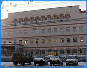 ></p><p class=c_tn>Предприятие Ивгорэлектросеть наживается на замене счетчиков - так считают жители 30 микрорайона в Иванове. Горожане жалуются, что энергетики меняют приборы в отсутствии квартиросъемщиков. В итоге - счета абонентам за потребленную электроэнергию нередко приходят с завышенными цифрами. </p><p class=c_tn>История такова. Ивановская фирма Энергия подрядилась по договору с Ивгорэлектросетью менять счетчики. По закону, о дате и времени замены предприятие должно уведомить жильцов за несколько дней. Соответствующие объявления иногда появляются на дверях подъездов. Но люди жалуются, что бумажные обращения срывает ветер, или их наклеивают очень высоко. Как правило, замена приборов происходит в отсутствие хозяев квартир - при этом не все знают, что показания разрешено снимать только в присутствии квартиросъемщика, либо представителя МПЖХ. В итоге - документы абоненту присылают постфактум. Ему предлагают расписаться в акте замены прибора учета и подтвердить показания счетчика указанные контролерами. Эти цифры для многих жильцов нередко становятся полной неожиданностью.</p><p class=c_tn>Например, Наталья Ермолаева рассказывает: Я узнала о замене счетчика, когда стала снимать показания, там было маленькое. Уже к соседу обратилась по квартире. Он говорит, меняли счетчики. Я суммировала и сосчитала, что я предварительно платила. В общем, у меня вышло 170 киловатт. Обычно наша семья нажигает 100-110 кВт».</p><p class=c_tn>Люди говорят, это далеко не единичный случай и что одной женщине вписали сразу 500 кВт. </p><p class=c_tn>Пресс-служба Ивгорэлектросети в ответ на наш запрос так прокомментировало ситуацию с заменой приборов учета. Расхождения в цифрах возможны либо потому, что абоненты при заполнении квитанций привыкли округлять показания в меньшую сторону, либо потому, что привыкли вписывать фиксированное количество потребления, не сверяясь с реальными данными прибора. Ошибки со стороны самого предприятия или подрядчика исключены. При снятии счётчика его заводской номер и показания на момент снятия заносятся в реестр, только после этого производится замена прибора учёта. В тот же реестр заносится номер вновь установленного прибора учёта и начальные показания счётчика. Реестры с показаниями подрядная организация передаёт в МУП «Ивгорэлектросеть». Работники МУП «Ивгорэлектросеть» на поверочном стенде повторно проверяют показания электросчётчика и сверяют их с данными в реестре. Ошибки при подобном двойном контроле исключены. На основании показаний, указанных в реестре, выставляются счета к оплате за потреблённую электроэнергию.</p><p class=c_tn>Тем не менее, юридическая практика показывает, что действия Ивгорэлектросети не всегда правомерны. Пример тому - недавно выигранный ивановцем суд по факту срыва пломб работниками предприятия. А в прокуратуре Ленинского района, где накопилось немало аналогичных претензий, готовы принять к рассмотрению все жалобы населения в адрес МУПа. </p><p class=c_av>Владимир Еремин</p>
	
		<div class=