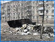 ></p><p class=c_tn>С новым годом поздравил сегодня членов штаба по благоустройства заместитель ивановского мэра Сергей Мкртумян. На заседании штаба он подвел итоги борьбы со снегом и обозначил главные направления в наступившем сезоне борьбы с грязью. </p><p class=c_tn>Аббревиатура СМИ звучала едва ли не чаще, чем слова снег и грязь. От журналистов постоянно требовалось обратить внимание на достижения в работе управлений и отделов, боровшихся со снегом. Ответственных организаций чуть меньше, чем депутатов городской Думы, но и нюансов в тонком деле зимнего благоустройства очень много. Чем только не приходится заниматься городским службам зимой. Сгребание с одновременным прометанием, очистка ливневых стоков, сброс сосулек, составление протоколов и предписаний, ремонт остановочных павильонов и даже работа по заявкам населения. Но главное направление - вывоз снега. Здесь, считают благоустроители, одержана полная и окончательная победа. Сомнения прочь. «Хочется еще раз для СМИ подчеркнуть, для всех тех, кто говорит, что плохо убирался город. 58 тыс. тонн было вывезено в прошлом году за весь зимний период. В этом году, как вы слышали, 89 тыс. тонн. В полтора раза больше. Прежде чем говорить какие-то слова вроде тех, кто этим работает, вы хоть статистику посмотрите», - призывал Сергей Мкртумян. </p><p class=c_tn>Теперь перед радетелями за устройство городского блага стоит традиционно новая задача - борьба с весенним мусором. Статистика пока не наработана и Сергей Мкрумян признает: Иваново - город-грязнуля. Во многом благодаря жителям, которые мусорят и в частном порядке, и как руководители различных организаций. Начальник административно-технической инспекции управления благоустройства Надежда Устратова привела пример: «Функционируют большие и малые предприятия без акта приемки в эксплуатацию. Торговый дом Петровский у нас за окном. Договора на вывоз мусора не имеет, складирует его на своей прилегающей территории».</p><p class=c_tn>Бороться с заоконным и отдаленным мусором штабисты будут усиленно, в соответствии с постановлением мэра о проведении двухмесячника по благоустройству. Начштаба Сергей Мкртумян обозначил два основных направления: борьба с повышенной засобаченностью улиц и своевременный вывоз мусора из контейнеров. Кроме того, администрация с удовольствием поможет организациям, которые изъявят желание безвозмездно поработать на уборке ивановских улиц. </p><p class=c_av>Сергей Хохлов</p>
	
		<div class=