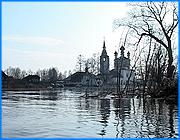 ></p><p class=c_tn>В Холуе река Теза вышла из берегов и затопила мост, который соединяет две части поселка. В результате жители вынуждены пользоваться услугами перевозчиков и терпеть уже ставшие традиционными неудобства. Между тем местные власти позиционируют Холуй не иначе как Русскую Венецию, которая на время может становиться туристической Меккой. </p><p class=c_tn>В последние годы местные власти пытаются превратить стихийное бедствие в источник дохода. Сюда изредка привозят туристов и показывают им местные достопримечательности. В первую очередь, конечно, холуйскую лаковую миниатюру ... и прелести Русской Венеции.</p><p class=c_tn>То, что это именно Русская Венеция, понятно сразу. Каждый год мост уходит под воду, но власти упорно не меняют конструкцию сооружения. Чтобы перебраться на другой берег, люди привычно спешат по весенней грязи на баркас, незло переругиваясь. </p><p class=c_tn>Перевозчики работают сутки через двое. Им обещали заплатить не меньше полутора тысяч. С жителей за переправу ничего не берут. В дни паводка течение жизни в Холуе заметно убыстряется. Люди с Первой набережной улицы переплывают на Вторую набережную. В баркасе обмениваются новостями. Кто у кого родился, женился, кто из художников получил хороший заказ, и кто на том берегу крепко запил. Дина Арсеньевна Кирьянова - бывший учитель русского языка - знает в Холуе почти всех и ее все знают. Старушка любит красоту разливов, но не любит местных художников. Большинство людей живет неважно, объясняет Дина Арсеньевна, а миниатюристы хорошо. Это нехорошо. </p><p class=c_tn>Лодочная переправа, как водораздел между благосостоянием жизни холуян. На Второй набережной улице живут почти все, кому Бог дал талант и трезвую голову. В две мастерских нас просто не пустили, ссылаясь на занятость. В третьей объяснили, что зависть - пустое, а миниатюра дело тонкое и половина поселка зависит от этого ремесла. </p><p class=c_tn>Получается не у всех. Наверное, поэтому Русская Венеция предстает перед иностранными туристами - двумя продуктовыми магазинами, покошенными колодцами, затопленным клозетом и воронами во множестве.  </p><p class=c_av>Андрей Кузьмичев</p>
	
		<div class=