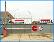 ></p><p class=c_tn>Подробности гражданского процесса в Шуйском городском суде по иску природоохранного прокурора области к предприятию Эггер-древпродукт. Напомним, прокурор Валерий Крачнаков потребовал остановить строительство завода, пока не будет получено разрешение федеральной экологической экспертизы. </p><p class=c_tn>После трех заседаний, сорванных неявкой представителя фирмы, процесс начался. Интересы Эггера представляли генеральный директор Максим Хохлов и три юриста. Один из них - из Германии. Заключение федеральной экспертизы, подписанное 8 апреля, из Москвы к моменту процесса не поступило. Однако в конце марта в Иваново пришла резюмирующая выписка из документа, согласно которой проект отклонен и должен быть переработан. Первая очередь предприятия не обеспечена очистными сооружениями. Однако подрядчики, которые привлекли 800 рабочих, продолжают свою деятельность на предприятии. Пока суд да дело, пока официальное экспертное заключение из Москвы не получено, работы на Эггере продолжаются. Большегрузные машины и бетономешалки снуют туда-сюда каждые несколько минут.</p><p class=c_tn>Согласно актам обследования, на заводе установлена большая часть оборудования, завезена партия сырья - хвойной древесины. Однако ответчики утверждают, что Эггер просто монтирует оборудование в приобретенных готовых корпусах. </p><p class=c_tn>«Строительство завода - имеется в виду весь комплекс подготовительных, строительных, монтажных операций, в которых конечной целью является выпуск готовой продукции. И если бы я в исковом заявлении расписывал о приостановлении конкретно этого станка, этой бочки с клеем и прочее - это абсурд. У нас вообще в российской практике приостановка строительства, приостановление деятельности не расписывается», - говорит Валерий Крачнаков. В свою очередь директор ООО Эггер Древпродукт Максим Хохлов отвечает: «Мы исходим из той позиции, что то, как определяет действующее законодательство термин строительство - у нас не ведется. Более того, мы подчеркнули, что, исходя из анализа действующего законодательства, по нашему объекту заключения государственной экологической экспертизы федерального уровня для нашего предприятия не требуется». </p><p class=c_tn>Природоохранный прокурор, ссылаясь на закон, считает ее обязательной для зарубежного инвестора с объемом вложений свыше полумиллиона долларов. В ходе процесса были выявлены интересы еще одной австрийской фирмы, которая готовила проект шуйского предприятия. Ее, по закону, привлекут к процессу в качестве третьего лица. Поэтому судебные слушания продолжатся 4 мая. По мнению прокурора, Эггер хотел бы разделить потери от остановки работ с фирмой-проектировщиком. Несмотря на споры о федеральной экспертизе, дирекция Эггер древпродукта заявила, что не начнет пусконаладочных работ без положительного заключения компетентного органа. Она  собирается учесть претензии, в кратчайшее время вновь направить переработанный проект экспертам и как можно скорее добиться положительного заключения. </p><p class=c_av>Василий Когаловский</p>
	
		<div class=