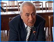 ></p><p class=c_tn>В Ивановской области побывал чрезвычайный и полномочный посол республики Азербайджан в России Рамиз Ризаев. Заявленная цель визита - открытие года Азербайджана в Иванове. На встрече с губернатором Тихоновым обсуждались вопросы сотрудничества и проблемы, связанные с пребыванием на территории области мигрантов из этой республики. </p><p class=c_tn>Официальную делегацию посольства Азербайджана представители местной диаспоры встречали в субботу утром на въезде в Иваново. Это уже второй визит Рамиза Ризаева в Ивановскую область. В прошлый раз между областью и Азербайджаном было подписано соглашение о сотрудничестве в самых различных сферах. В том числе два года назад ставился и вопрос о мигрантах, которые продолжают прибывать в Иваново. В посольстве Азербайджана к проблемам миграции считают для России положительным моментом. По мнению Ризаева, гости с Юга увеличивают рождаемость на территории пребывания. А силовые структуры, заявляет посол, пытаются свести весь эффект к нулю.  </p><p class=c_tn>Азербайджанская диаспора - самая многочисленная в области, а масштаб нелегальной миграции вообще оценить сложно. Это подтверждают совместные рейды правоохранительных органов. В прошлом месяце на ивановских рынках было задержано около трех десятков иммигрантов, преимущественно азербайджанцев. На некоторых были наложены штрафы за неверно оформленные документы. Двое - депортированы: у них не было разрешений на работу в России. С начала года из Ивановской области выдворены более 40 граждан Азербайджана, которые жили и работали здесь нелегально. На встрече с послом Азербайджана, Владимир Тихонов отметил: если человек приезжает на территорию области - он должен быть официально зарегистрирован и иметь документы на работу. Ответ прозвучал неожиданный. Чрезвычайный и полномочный посол Азербайджана в России Рамиз Ризаев, заявил, что его положение земляков в Ивановской области устраивает. Он уверен, что областные власти надежно укрепляют межнациональные отношения. </p><p class=c_av>Марина Четверткова</p>
	
		<div class=