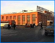 ></p><p class=c_tn>С 18 апреля в области началась продажа льготных проездных талонов на пригородный транспорт. Однако льготники, приехавшие на ивановский автовокзал, провели многие часы в очередях, а часть из них так и не смогла приобрести проездные документы. </p><p class=c_tn>Первые льготники пришли на автовокзал к шести, а некоторые даже к четырем часа утра, хотя кассы открывались в девять. Льготные талоны пожилые люди стремились приобрести заранее, в первый же день, как в былые годы талоны на продукты или карточки на хлеб - по опыту советских лет. Сотрудники автовокзала заявили ветеранам: Вы создаете ажиотаж, вы не должны были приходить все сразу. И не спеша осваивали новую компьютерную программу продажи билетов. В талонную книжечку нужно внести все данные паспорта и льготного удостоверения. Поэтому очередь двигается медленно. </p><p class=c_tn>Кассы закрываются в пять. Их четыре, по районам. Перед окошками  Советского и Октябрьского пусто. Там, где самые большие - Ленинский и Фрунзенский - не протолкнуться. «Мы хотели разбить с утра Ленинский район на 2 кассы. Первая половина, которая стоит ближе к кассе, на меня чуть не накинулась и не разорвала, говоря: Мы простояли, потратили свое время, а какие-то другие, сзади нас, без очереди все получат», - говорит замначальника автовокзала. </p><p class=c_tn>Только в субботу на автовокзал привезли бланки талонов. Штамповать их придется и в следующие дни. Некоторые льготники не получили талонов вовсе - соцзащита не внесла их в базу данных. Придется стоять в очереди снова. В зале ни одной скамейки. На автовокзале считают, что их должна была поставить соцзащита, а здесь и так взяли на себя ее функции и уже потратились на технику и зарплату дополнительным сотрудникам. </p><p class=c_tn>На автовокзале рассчитывают, что очереди постепенно станут меньше. А льготники говорят: власти не сдержали слова, вместо единого проездного ввели неудобные для них талоны. </p><p class=c_av>Василий Когаловский</p>
	
		<div class=