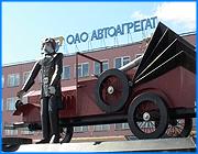 ></p><p class=c_tn>Компания Ивановорегионгаз прекратила газоснабжение двух крупнейших кинешемских предприятий: заводаАвтоагрегат и МУП Объединенные котельные и тепловые сети. Они накопили рекордный долг перед поставщиком топлива и вынудили его пойти на жесткие санкции. </p><p class=c_tn>Суммарный долг предприятий за потребленный газ составил свыше 30 миллионов. В прошлый вторник Ивановорегингаз ввел пятидесятипроцентные ограничения. Должникам дали срок до понедельника, чтобы те представили графики оплаты. До последнего момента поставщик демонстрировал добрую волю. «На предыдущих этапах мы учитывали социальную сферу, давали возможность предприятиям ее отапливать. На сегодняшний день ситуация такова, что компромиссного решения не найдено, мы вынуждены отключить данные предприятия от поставки газа», - сообщил зам. генерального директора ООО Ивановорегионгаз Сергей Мазалов.</p><p class=c_tn>Задолженность не была погашена, и руководство предприятий-должников даже не искало пути урегулировать вопрос. Более того, Автоагрегат продолжал выбирать топливо в нужных заводу объемах. В понедельник сотрудники газовой службы перекрыли общую задвижку и опломбировали ее. «На сегодняшний день мы подстраховались и во избежание таких случаев, случаев самовольного отбора газа, самовольного открытия задвижек, был выставлен специальный пост, который будет нести охрану на данной запорной арматуре», - говорит Сергей Мазалов.</p><p class=c_tn>На случай дальнейших нарушений предусмотрена и крайняя мера - вырезка участка трубы. Все технические работы оплатит должник. В отношении другого предприятия, «Объединенных котельных и тепловых сетей», непосредственно отключением дело не ограничится. Ситуация такова. Сначала представителям Регионгаза директор МУПа заявил, что вопрос вот-вот будет урегулирован на уровне мэрии. Чуть позже выяснилось, что сдвигов в ситуации не предвидится. Между тем до оборудования котельных технические сотрудники газовой службы допущены не были. Однако мер принудительного отключения муниципалам все равно не избежать. Теперь Регионгаз намерен применить к должнику и штрафные санкции, которые, кстати, прописаны условиями договора. А возобновить газоснабжение компания готова только на условиях полного погашения накопившегося долга. </p><p class=c_av>Дмитрий Попов</p>
	
		<div class=