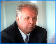 ></p><p class=c_tn>Руководство местного отделения  Единой России выполнило свое намерение и обратилось с иском о защите деловой репутации к губернатору Владимиру Тихонову. Соответчик по иску в арбитражный суд - телекомпания Барс, которая воспроизвела спорное заявление главы области. Некоторые моменты иска можно назвать анекдотическими. </p><p class=c_tn>17 марта Владимир Тихонов заявил: «Именно текстильные олигархи в основном финансировали деятельность Единой России на территории Ивановской области, обеспечивая ей возможность доходов от миллиона до полутора миллионов на деятельность Единой России за счет текстильных олигархов в месяц. Сегодня, так, ребром поставив вопрос, мы по существу начинаем перекрывать каналы получения Единой Россией этих денег».</p><p class=c_tn>Именно это заявление губернатора, сделанное на встрече с общественными помощниками, оспаривает Единая Россия. Правда, двухмиллионную компенсацию за ущемленную деловую репутацию истец не требует. А ведь эти деньги глава местных единороссов Андрей Назаров собирался пустить на строительство второй очереди спортплощадок. Единую Россию, видимо, больше беспокоит то, что губернатор связал ее деятельность с налоговыми нарушениями. Как сказано в иске, партия Единая Россия и ее региональные отделения, согласно уставу партии, действуют на принципе законности, ее члены считают недопустимым неуплату налогов и аморальным - финансирование партии за счет незаконно полученных средств. Сложно не согласиться с этим добродетельным заявлением, хотя губернатор в своей правоте уверен: «Я могу сказать только одно. Я твердо знаю, что это так. У меня есть свидетельские показания. Я думаю, люди, которые об этом говорили, это подтвердят, когда дело дойдет до суда. С моей стороны я оставляю за собой право обратиться с аналогичным иском по той клевете, которую они в виде листовки, огромным тиражом распространили при сборе подписей против моей кандидатуры». </p><p class=c_tn>А вот здесь и появляется анекдотическая сторона. Единая Россия открещивается от акции Ивановская область - без Тихонова. Деловую репутацию истца, говорится в иске, порочит утверждение, что акция Ивановская область - без Тихонова организована текстильными олигархами и Единой Россией. В юридической практике порочащими деловую репутацию признаются  действия, противоречащие законодательству либо нравственным нормам. Таким образом, ивановские единороссы признали аморальной акцию, в которой приняли самое деятельное участие. </p><p class=c_av>Сергей Хохлов</p>
	
		<div class=