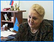 ></p><p class=c_tn>В четверг в Иванове с неофициальным визитом находились трехкратная олимпийская чемпионка по фехтованию Галина Горохова и чемпион мира по вольной борьбе Раил Расулов. Именитые спортсмены были приглашены городским комитетом по физической культуре и спорту. </p><p class=c_tn>У Галины Евгеньевны Гороховой - огромный послужной список, но главное достижение -  три победы на Олимпийских играх. Благодаря авторитету и железному характеру в начале 90-х она стала Президентом Российского Союза спортсменов. В разговоре с председателем городского комитета по физической культуре и спорту Виктором Чугуновым Галина Евгеньевна вспоминает начало реформ: «Это было просто бедственное положение...Вот, например, был хоккеист один - не могли родственники - семья его - похоронить его… И мы вспоминаем, Господи, где мы только продукты не добывали, как мы только не помогали. И в общем-то, я думаю, что в какой-то степени наше объединение, наша сплоченность помогла выжить».</p><p class=c_tn>Сегодня российские спортсмены, особенно именитые, живут иначе. Тем не менее, российский Союз спортсменов постоянно оказывает помощь нуждающимся по всей стране. Организация также участвует в разработке законопроектов, касающихся спорта, и специальных государственных программ. Визит в Иваново - рабочий, ознакомительный. По признанию Галины Евгеньевны, в городе она впервые. И сейчас ей важно понять - насколько Иваново готово к открытию отделения Союза. «Захотела ознакомиться со спортивной общественностью. У нас еще нет своего отделения здесь. И может быть, бог даст, это будет еще наше такое крепкое звено. Хотелось бы, чтобы такими семимильными шагами наша организация продвигалась по стране»,- говорит она. </p><p class=c_tn>В программе визита - знакомство с рядом спортивных объектов и ивановскими спортсменами. Тем не менее, знаменитая гостья сообщила, что у Иванова есть все шансы, чтобы стать еще одним городом в Российском Союзе спортсменов. </p><p class=c_av>Андрей Кузьмичев</p>
	
		<div class=