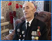 ></p><p class=c_tn>В Митрофановской начальной школе дети о войне знают. Знают не только по книгам: сами ходят к ветеранам, а ветераны - сюда. Но величие и ужас тех событий едва ли вместят эти юные головы, хотя слово Победа дети пишут на доске мелом, не сомневаясь, что писать его надо с большой буквы.</p><p class=c_tn>О ветеранах решили заботиться особо. И даже создали свою пионерскую организацию под емким названием Ивановцы. Нашлись и форма и красные галстуки, только смысл в эти атрибуты здесь вкладывают другой. Красный цвет понимают не иначе как цвет знамени Победы.</p><p class=c_tn>Иван Александрович Егоренков - несмотря на возраст, находит в себе силы, чтобы встречаться с детьми в стенах школы и дома. К этим встречам всегда готовится особо. Его рассказ о войне беспристрастен, и даже адресуя его детям, этот человек не утаивает суровых красок того времени.</p><p class=c_tn>Иван Егоренков - в те годы выпускник Ленинградского топографического училища - ушел на войну в 18 лет. Боевое крещение получил на Крымском фронте. Там был настоящий ад - немцы прорвали оборону сразу на нескольких направлениях, наши отступали, было много убитых и раненых и люди бросались в волны Керченского пролива, чтобы избежать плена. А потом - трудные годы в полковой разведке артиллерийских войск. Сам составлял карты и наносил цели противника, а жизнь тем временем вела его к другой цели - к Победе. Два ранения и четыре ордена Красной Звезды - весомые меты судьбы на жизненной карте Ивана Егоренкова. Вспоминает: командир дивизиона заботился о нем как о сыне и говорил: Не будь сорви-головой, а сам - погиб. Иван бросал вызов судьбе не раз и от смерти ушел. В воспоминаниях все отчетливо, словно пережито вчера: как, глубоко забравшись в тыл противника, его разведгруппа спровоцировала перестрелку между двумя немецкими форпостами, как убегал от немецких тигров и вывел их на скрытую батарею. Многое было, но только страха не было... «Я считал так: как же так - меня могут убить! Если меня убьют, а зачем же жизнь на земле будет без меня. Меня не должны убить, я так и считал. А, между прочим, те, кто трусил, были такие солдаты, больше всего они и попадали, больше всего страдали», - рассказывает он.</p><p class=c_tn>Пересилить время и дожить до старости - в этом и в войну и после войны клялись друг другу Иван Александрович и его супруга Ольга Даниловна и - вот, с грустью признает: старость пришла. Годы отняли слух и зрение. Но воля осталась - стоять горой за мир, где нет войны. Недаром, что сам родом из деревни Гора Вологодской области. Деревни той уже нет в помине, а родным стало еще одно место на земле. Сегодня этот человек говорит: Я Иван и умру в Иванове.  Хотя всей жизнью доказал, что смерти нет. </p><p class=c_av>Дмитрий Попов</p>
	
		<div class=