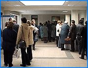></p><p class=c_tn>Новый жилищный кодекс стал причиной очередей в управлении федеральной регистрационной службы по Ивановской области. Документ ограничил сроки бесплатной приватизации, что вызвало резкий приток тех, кто хочет закрепить жилье в своей собственности. Регистрационная служба к такому наплыву посетителей оказалась не готова. Такая ситуация сохраняется с октября прошлого года. </p><p class=c_tn>К открытию учреждения нередко собирается до 200 человек. На прием граждан приходится мобилизовывать дополнительные силы. После реорганизации управления федеральной регистрационной службы по Ивановской области, штат сотрудников сократился. Поэтому в отдел по приему документов периодически привлекают людей из других подразделений. Но людям все равно приходится выстаивать в длинных очередях.  </p><p class=c_tn>Для людей, ожидающих своей очереди, сотрудники регистрационной службы организовали буфет. Кофе и пирожки, по их мнению, должны успокаивать граждан и сдерживать от открытого выражения недовольства. Хотя и такие случаи бывают. Ведь учреждение регистрации - последняя инстанция хождения по мукам.   </p><p class=c_tn>Сотрудники службы заняты не только проверкой правильности оформления огромного числа бумаг, но также их правовой оценкой. Поэтому на прием одного пакета документов уходит до полутора часов. С некоторыми посетителями найти общий язык непросто. Но сотрудники пьют корвалол и продолжают прием. Между тем такой нескончаемый поток граждан и документов зачастую приводит к ошибкам в бумагах.   </p><p class=c_tn>Тем временем, в службе регистрации не ожидают заметного спада очередей. По крайней мере, до конца года - когда истечет срок бесплатной приватизации. </p><p class=c_av>Марина Четверткова</p>
	
		<div class=