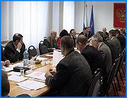 ></p><p class=c_tn>Обеспечить горожан на праздники, а, по возможности, и на лето, горячей водой потребовали ивановцы от депутатов городской Думы. Внеплановое совместное заседание думских комитетов было созвано в ответ на многочисленные звонки жителей в представительный орган города. Итогом заседания стало письмо думцев к руководителю энергосбытовой компании Вячеславу Смирнову. </p><p class=c_tn>В Думе нет горячей воды тоже.  Мы все живем на одной кухне, - заявили думцы. И настояли на обсуждении ситуации. Возможности Думы ограничены. Все, что она может - найти деньги или усадить мэрию за стол переговоров с энергетиками. Денег не хватает, но, как заявил председатель Извиль Салихов, руководство энергосбытовой компании готово договариваться, - правда, при условии, что мэр подпишет график расчетов с энергетиками. Ведь в других городах долги за тепло сопоставимы с ивановскими, а горячая вода есть.</p><p class=c_tn>Ивановцы пока не отдали за зимнее тепло 175 миллионов. Предприятие Гортеплоэнерго и мэрия ведут переговоры с банками. «Пока получается полностью закрыть стоимость потребленного тепла на этой неделе. Т.е. в май войти без долгов. Хотя, если брать договорные отношения, мы должны будем 30 мая заплатить первый авансовый платеж за май. Это порядка 15 млн», - сообщил директор МУП Гортеплоэнерго Сергей Саванов.</p><p class=c_tn>Все упирается в отсутствие этих 15 миллионов, - их пока взять неоткуда. Но если появятся - по трубам сразу пойдет горячая вода. Посему депутаты договорились отправить главному энергетику области Вячеславу Смирнову письмо с просьбой пока закрыть глаза на эти 15 авансовых миллионов и включить горячую воду. Думцы также обязались контролировать поступление денежных средств на расчеты с энергетиками. В этом случае, горячая вода могла бы подаваться и летом. </p><p class=c_av>Василий Когаловский</p>
	
		<div class=