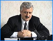></p><p class=c_tn>С очисткой Иванова от мусора не все так чрезвычайно. Заместитель мэра Сергей Мкртумян встал на защиту коммунальщиков. Поводом стало прокурорское представление в адрес главы города, которое накануне растиражировали ивановские СМИ. Контраргументы прозвучали на очередном заседании штаба по благоустройству. </p><p class=c_tn>Сергей Бахшиевич узнал о прокурорском представлении из газетных публикаций. Напомним, надзорный орган назвал ситуацию с очисткой города чрезвычайной, а самого Мкртумяна потребовал привлечь к дисциплинарной ответственности. Заместитель мэра считает, что природоохранного прокурора Валерия Крачнакова жители Иванова ввели в заблуждение. Но больше всего Мкрутмяна задел комментарий одного из журналистов, который сделал выводы о неспособности властей навести в городе порядок. </p><p class=c_tn>Поспорил Мкртумян и с мнением газетчиков о том, что деятельность мэрии сводится лишь к раздаче лопат и грабель горожанам. Чиновники, возразил он, и сами не сторонятся грязной работы. 30 апреля на уборку города планируют выйти 300 сотрудников администрации. </p><p class=c_tn>В итоге Сергей Мкртумян развернул пропаганду среди журналистов и призвал их лично поучаствовать в субботниках. И город, мол, станет чище, и времени писать обидные для администрации статьи останется меньше. </p><p class=c_av>Олеся Чирко</p>
	
		<div class=
