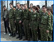 ></p><p class=c_tn>Еще одно последствие закона о монетизации. Ивановский кадетский корпус как таковой перестанет существовать. С 1 января бесплатное питание для приезжих детей отменили. Летом закроют общежитие. </p><p class=c_tn>С 1 января для иногородних детей, а их здесь примерно половина, отменили бесплатное питание. С июля приезжим и жить станет негде - общежитие закроют. Как следствие этих перемен - начался отток кадетов. С начала года из корпуса ушли более 20 человек. Причиной перемен стал пресловутый 122 второй закон. Кадетское общежитие числится в ранге интерната, а с 1 января финансировать эти учреждения стало обязанностью областного бюджета. Денег на содержание корпуса выделено из региональной казны не было. У города средств тоже не нашлось. Содержать приезжих детей ивановской мэрии не с руки. «Городские дети проживают дома, им так удобнее. А интернат заполнился иногородними детьми, которые тоже хотят учиться в кадетском корпусе. Но ведь это городской кадетский корпус, а не областного подчинения…Где-то на каждого ребенка каждый месяц необходимо более 1000 рублей. Если их 100 человек, то это 100 тысяч ежемесячно. Если год, то это более одного миллиона рублей. Это деньги очень большие», - объяснила начальник городского управления образования Тамара Бугеро.</p><p class=c_tn>Чиновники предложили родителям снимать детям квартиры или покрывать расходы на содержание интерната. Но многие семьи приезжих кадетов - из разряда малообеспеченных. А потому, говорят родители, ни один из предложенных вариантов им не по карману.</p><p class=c_tn>Родители периодически обивают порог директора школы, просят поддержки. Уже направили письма в различные инстанции, даже депутатам Государственной Думы. Планируют встретиться с губернатором Владимиром Тихоновым. Но чиновники, похоже, уже все решили. С 1 сентября в школе останется несколько кадетских классов, а общежитие определят под кружки и секции. Но кадеты продолжают надеяться на чудо. Репетируют ко Дню победы патриотические песни.  </p><p class=c_av>Олеся Чирко</p>
	
		<div class=
