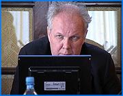 ></p><p class=c_tn>Пятилетку в четыре года, две пятилетки за восемь. Такие темпы роста ивановской экономики прогнозируют областные власти. Они намерены досрочно удвоить валовой региональный продукт. Между тем, руководство Гаврилово-Посадского района считает, что для лучшего экономического роста в области нужно продвигать местный спирт. Эти точки зрения на перспективы региона были высказаны на заседании администрации области. </p><p class=c_tn>Администрация обсуждала, как исполняется прошлогоднее президентское послание, в котором глава государства потребовал удвоить ВВП за 10 лет. У нынешней администрации стольких лет нет. Поэтому статистика уже сегодня показала, что объемы производства выросли на 10 процентов, что темпы роста выше, чем в других регионах, что прибыли увеличиваются вместе с рождаемостью, а убытки снижаются одновременно с числом малоимущих. По самым последним прогнозам, местный продукт будет удвоен досрочно, за 8 лет. «И в принципе удвоения валового регионального продукта мы можем достичь реально в 2012 году. Здесь два графика - оптимистический и пессимистический, но они оба приближаются к удвоению», - сообщил начальник управления экономического развития Владимир Соков</p><p class=c_tn>Дела могут быть еще лучше, если поить население области местным спиртом - это следует из отчета главы Гаврилово-посадского района.  Но Петровский спиртзавод снизил выпуск спирта, потому что Шуйские виноделы теперь закупают спирт за пределами региона. </p><p class=c_tn>Спиртзавод может давать в бюджет области больше, чем весь ивановский текстиль, - считает глава района. Но Петровский спирт слишком дорог, потому что на его выпуск в день тратится 150 тонн мазута. А газопровод, который сделает продукцию дешевле, все еще строится. Три недели назад председатель совета директоров спиртзавода Сергей Паршов заявил, что губернатор, по политическим мотивам, угрожает сорвать финансирование строительства. Владимир Тихонов, в свою очередь, опроверг это утверждение. По словам главы района, препятствий к финансированию - официально - нет. </p><p class=c_tn>Пока же спад производства повлиял на доходы района. Он не смог ни отдать долги за отопление, ни закупить топливо на новый сезон, пока оно было дешевым. Теперь цена выросла в два с половиной раза, и область будет вынуждена помогать гаврилово-посадцам. </p><p class=c_av>Василий Когаловский</p>
	
		<div class=