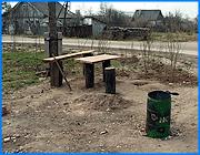 ></p><p class=c_tn>Угрозы чиновников ивановской администрации в отношении маршрутчиков подействовали. На последнем заседании транспортной комиссии прозвучало, что если до мая на конечных остановках маршрутных такси не будет наведен порядок, то документы на злостных нарушителей передадут в природоохранную прокуратуру. Кроме того, власти грозили досрочно расторгнуть с предпринимателями договоры на пассажирские перевозки. Эффективность такого общения проверяли сегодня во время рейда сотрудники городского комитета по охране природы. </p><p class=c_tn>Сразу после грозного заявления предприниматели приступили к уборке закрепленной территории. Крайним сроком было названо 1 мая. После праздника, дав фору в несколько дней, экологи и члены транспортной комиссии провели проверку исполнения предписания администрации города. Оказалось, что большинство частных перевозчиков  восприняли его вполне серьезно и навели порядок. Образцом считается кольцо второго маршрута на улице Василевского. Здесь за ум взялись раньше всех. «Мы здесь содержим дворника, поставили контейнер, приезжает мусорная машина, все в порядке убираем…Я утром приезжаю, все осматриваю, вот, пожалуйста, стоит контейнер, наполняется - я звоню - приезжает машина весь мусор убирает, чтобы не было проблем с жителями», - отчитался бригадир второго маршрута.</p><p class=c_tn>Разворотное кольцо в Пустошь-боре теперь тоже относительно чистое. Навели порядок и на конечной 3-й и 35-й маршруток. Там даже смастерили лавочки и столик, посадили деревья. Правда, так дело обстоит не везде. На кольце 1-й и 7-й маршруток у областной больницы картина совсем иная. Мусор, похоже, не убирали годами. Вся территория здесь поделена между двумя предпринимателями. Часть, закрепленная за владельцем семерки, насколько это возможно, убрана. А вот предприниматель Абурджания свой участок чистить не намерен. Власти пока ничего поделать не могут.</p><p class=c_tn>Уже на этой неделе все акты на частных перевозчиков, не соблюдающих чистоту на конечных остановках и не заключивших договоры с администрацией на вывоз мусора, будут переданы в природоохранную прокуратуру. А самым злостным грязнулям может грозить штраф - до 20 минимальных размеров оплаты труда - за административное правонарушение. </p><p class=c_av>Марина Четверткова</p>
	
		<div class=