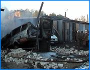 ></p><p class=c_tn>Четыре человека погибли, трое получили серьезные ожоги в результате взрыва вчера вечером в Иванове, в гаражном комплексе на улице Станкостроителей. Взрывом полностью разрушены три гаража, повреждены 5 автомобилей. Предварительная версия причины - утечка газа из баллонов, которыми была оборудована Газель, стоявшая в одном из гаражей. </p><p class=c_tn>Пожарные приступили к тушению через 11 минут после сообщения о взрыве, но тушить было практически нечего. Пассажирская Газель полностью сгорает за 5-6 минут. Максимальный ущерб причинил не огонь, а мощнейший взрыв.  </p><p class=c_tn>Как только очаг возгорания был ликвидирован, спасатели приступили к разборке завалов. В работах участвовали 58 человек. Искали погибших и выживших. «Работы производились именно по расчистке завала, потому что необходимо было удостовериться, что больше нет трупов, что все люди извлечены и наша помощь не требуется и могли продолжить работу милиция и прокуратура», - рассказал зам. начальника управления МЧС области Николай Миничев.</p><p class=c_tn>Завалы разбирали до шести утра. Было обнаружено четыре тела. Погибли трое мужчин, самому старшему из которых было 32 года и восемнадцатилетняя девушка. Очевидцы рассказывают, что она со своим молодым человеком переступила порог гаража за 30 секунд до взрыва. Три человека получили ожоги первой-второй степени. Утром, после того, как спасатели закончили работу, сотрудники прокуратуры приступили к детальному осмотру места происшествия. Заместитель прокурора Фрунзенского района г.Иваново Александр Кузнецов сообщил: «В связи с тем, что основная часть работ работниками МЧС была закончена уже под утро (они занимались ручной разборкой завала), было принято решение детальный осмотр места происшествия проводить в связи с необходимостью нормального освещения именно при дневном освещении». </p><p class=c_tn>Сотрудникам прокуратуры предстоит зафиксировать все предметы, оставшиеся на месте происшествия. А их здесь немало, в том числе и пожароопасных. Любой из них может иметь непосредственное отношение к взрыву. Следователи прокуратуры Фрунзенского района рассматривают несколько версий происшедшего. Самая основная и очевидная из них - утечка газа из баллонов, которыми была оборудована злополучная Газель. </p><p class=c_tn>По словам очевидцев происшествия, автослесари пытались провести сварочные работы, предварительно стравив оставшийся газ из баллонов. Сейчас решается вопрос о возбуждении уголовного дела по факту гибели людей. Правда, пока неясно, по какой статье. Так же пока неизвестно, будут ли пострадавшие требовать возмещения ущерба и будет ли с кого требовать. </p><p class=c_av>Сергей Хохлов</p>
	
	    <div class=