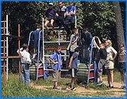 ></p><p class=c_tn>Как оздоровить столько же детей, сколько прошлым летом, но за гораздо меньшие деньги, обсуждали участники межведомственной комиссии по детскому летнему отдыху. Они решили сделать акцент на так называемых малозатратных формах отдыха. А многим школьникам нынешним летом предложат работать и зарабатывать деньги на предприятиях. </p><p class=c_tn>Из-за бюджетных перетрясок и роста тарифов на коммунальные услуги и электричество, путевки в этом году стоят дороже, а денег на летний отдых больше не стало. Даже в Москве теперь ориентируют регионы на лагеря дневного пребывания. Они обходятся бюджету недорого, правда, дети на природу в этом случае не выезжают, а на культурный досуг тратятся те же 3 рубля в сутки, что и в лагерях загородных. Смена в таком лагере длится всего 18 дней, правда без выходных. Эти выходные уже стали почвой для конфликта в прошлом году - повара и воспитатели отказывались работать без уикэнда, а дети в такие дни все равно не приходят. Но так решили в Москве, и область ничего поделать не может. Детей-сирот попытаются на все лето пристраивать в патронажные семьи. Это в разы дешевле, а у образовательного ведомства области, как вдруг выяснилось, может не хватить денег даже на одну лагерную смену. Областные власти будут срочно искать дополнительные средства на сиротский отдых. А юных правонарушителей, наоборот, будут отправлять на отдых, даже на Черное море, чтобы они не усугубляли летом криминальную обстановку в городе. В Родниковском районе им, судя по всему, доверят следить за общественной нравственностью и безопасностью. Это будет делаться на базе лагеря Юный ратник правопорядка. Кроме того, части подростков в ходе оздоровительной кампании предложат не расслабляться, а зарабатывать деньги. На эту форму летнего времяпрепровождения также выделяются бюджетные средства, еще более скудные, чем на отдых. Но в Кохме и ряде районов предполагают обойтись без этой дотации и договариваться с предприятиями в обход службы занятости. Это позволит отказаться от оформления множества бумаг, а сами дети смогут получать зарплату без двухмесячной задержки. </p><p class=c_av>Василий Когаловский</p>
	
		<div class=