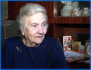 ></p><p class=c_tn>Атрибутом Парада Победы 1945 года на Красной Площади стали не только ордена и медали героев войны, но и загорелая кожа молодых участников спортивной части праздничного шествия. Об этом любопытном историческом факте поведала жительница Иванова - она следовала в одной из колонн парада. </p><p class=c_tn>В 1945 году Антонина Алексеевна Камынина училась на третьем курсе химического факультета МГУ. От университета в Параде Победы приняли участие 400 человек, причем только девушки. Особых критериев отбора в команду не было. Готовить начали за месяц до парада. Занимались отработкой синхронного движения по четыре часа в день. Похудевших за военные годы студенток усиленно кормили. В рационе стабильно были тушенка и рисовая каша. Кроме того, необходимо было загореть. В качестве примера идеального цвета кожи девушкам приводили загар армянских студентов. </p><p class=c_tn>Фотографий парада у Антонины Алексеевны нет, но память о том событии свежа. Женщина вспоминает, с каким трепетом и гордостью проходили они по Красной площади. На трибуне стояли Сталин, Калинин, Жуков и другие деятели. Всех хотелось рассмотреть, но поворачивать голову было запрещено. Несмотря на это, девушки были в восторженном настроении. «Жукову сначала так, для формы шумели, он же принимал парад. А Рокоссовский командовал парадом. Рокоссовский - душка! - девчонки кричали… Но ведь это все далеко, для него это было так - комариный писк. Он и не слышал, может…» - рассказывает она.</p><p class=c_tn>За стройным шагом участников нынешних парадов женщина видит, прежде всего, долгие тренировки. И каждый год 9 мая с гордостью вспоминает парад 1945. Все-таки пройти в колонне по Красной площади не то, что наблюдать за шествием со стороны. </p><p class=c_av>Олеся Чирко</p>
	
		<div class=