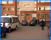 ></p><p class=c_tn>16 мая в одной из квартир дома на улице Бакинский проезд были обнаружены тела женщины и ее дочери. Это преступление уже названо резонансным. </p><p class=c_tn>Это произошло в квартире на первом этаже дома № 61 по Бакинскому проезду. В правоохранительные органы сообщение о преступлении поступило около 18:30 вечера. На место событий выехали сотрудники прокуратуры и руководящие лица УВД области. На тот момент нашему корреспонденту было отказано в какой-либо информации. Многочисленные зеваки, наблюдавшие за происходящим со стороны, кормились домыслами и противоречащими друг другу версиями. </p><p class=c_tn>Люди на улице говорили о том, что преступление явно непростое - судя по тому, сколь представительные лица приняли участие в оперативных мероприятиях. Уже позже в прокуратуре Фрунзенского района подтвердили, что жертвами преступника стали женщина 43 лет и ее шестнадцатилетняя дочь - ученица 11 класса. Их тела обнаружили родственники - они и позвонили в милицию. Возбуждено уголовное дело. Правоохранительные органы тщательно дозируют информацию, ссылаясь на интересы следствия. Ничего не сообщается о характере убийства - медицинского заключения пока нет. Создана следственно-оперативная группа. Прокурор Фрунзенского района по телефону заявил, что первые комментарии, возможно, появятся уже дня через два и что у следствия есть наметки. Между тем известно, что погибшая женщина - бухгалтер частного предприятия. Связано ли убийство как-нибудь с этим обстоятельством - установит следствие. Предполагается, что мотивы преступления вряд ли корыстные - из квартиры ничего не пропало, на теле одной из погибшей обнаружены золотая цепочка и кольцо. </p><p class=c_av>Дмитрий Попов</p>
	
		<div class=