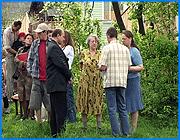 ></p><p class=c_tn>Власти Кохмы, наконец, обратили внимание на проблему жильцов ул. Алалыкина. Уже несколько месяцев продолжается борьба жителей за дорогу, испорченную строителями особняка, возведенного на улице. Дорога перекопана, из-за чего машины экстренных служб в случае необходимости не смогут подъехать к домам. Сотрудники Кохомской администрации ознакомились с ситуацией на месте и в очередной раз пообещали принять меры. </p><p class=c_tn>«Зачем вы нас обижаете, за что? Если вы богаты, а у нас денег нет, так что, нас надо топтать?» С такими словами жители улицы Алалыкина обращаются к владельцам особняка - семье Дмитриевых - не в первый раз. Уже почти 8 месяцев люди не имеют возможности напрямую выходить к центральной магистрали Кохмы. Машины там не проедут и подавно. Траншею, выкопанную под прокладку водопроводных труб, закопали только в начале мая, но ситуацию это изменило мало. А владельцы коттеджа отгородили свой участок чугунным забором, так что при всем желании - ни пройти, ни проехать. </p><p class=c_tn>Чтобы восстановить справедливость и вернуть украденную дорогу, жители соседних с коттеджем домов пошли по инстанциям: мэр Кохмы, администрация области, законодательное собрание, даже администрация президента. Везде только обещания, мол разберемся. А власти пеняют на свалку мусора, возникшую рядом с домами. Большинство старожилов улицы Алалыкина говорят, что мусор уберут, отдали бы дорогу. Чиновников подвела надежда на авось. Ольга Дмитриева обещала убрать все, когда построит дом. Дом построен, но свалка осталась, где и была.</p><p class=c_tn>После знакомства с ситуацией власти Кохмы решили - забор все же надо перенести, чугунную решетку убрать и разровнять дорогу. Между тем, ее восстановление потребует денег. И пойдет ли владелица особняка Ольга Дмитриева на траты для ремонта дороги, еще большой вопрос. А когда администрация города найдет средства - вообще неизвестно. </p><p class=c_av>Марина Четверткова</p>
	
		<div class=