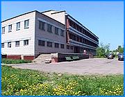 ></p><p class=c_tn>Три четверти месячного дохода за возможность отдыха в санаторно-оздоровительном центре Лесное требует с пенсионеров социальное ведомство области. Другой возможности поправить здоровье за чертой города у пожилых людей нет - это единственное профильное учреждение области. Однако не все они могут отложить деньги на отдых и лечение. </p><p class=c_tn>9 лет назад ивановский центр Лесное стал первым в стране учреждением, где пенсионерам предоставляли бесплатное лечение и отдых. Времена изменились,  бесплатного отдыха не стало. С января, одновременно с монетизацией льгот, соцзащита ввела норму: хочешь отдыхать - отдай за месяц три четверти пенсии. Так - по всей стране. Заявленная цель преобразований - сокращение бюджетных расходов.</p><p class=c_tn>Впрочем, отдыхающие довольны - лечение, оздоровительные процедуры, общение. Но санаторный центр загружен только наполовину. Пенсионеры сюда не едут. Отдать 75 процентов пенсии даже за месячное пребывание  в Лесном готов не каждый. Дома - счета по квартплате и совсем не богатые семьи. Тем, кто получает субсидии на оплату жилья, легче. «Я инвалид второй группы, у меня 50%  оплаты. И у меня остаются деньги. Да, кроме того, еще в ЖЭК дается справка: если я месяц пробыла здесь, то у меня оплаты за холодную и горячую воду, отопление и за газ не будет. Поэтому я сумею рассчитаться», - рассказала нам пенсионерка Зоя Яковлева. </p><p class=c_tn>Но такая уверенность есть не  у всех. Тренажерный зал, который годами работал на износ, сейчас почти не занят. А соцзащита активно приглашает отдохнуть тех, кто стоял в очередях за путевками. Например, у Инны Дмитриевны - она лечит в Лесном позвоночник - пенсия две с половиной тысячи, но приходится много отдавать за жилье. «Пять человек нас живет. Но дело в том, что две студентки - откуда взять-то? Дочь получает мало - 1600 всего, музыкальный работник. Зять на заводе получает две с половиной тысячи. И я пенсию получаю. Приходится подрабатывать. Пришлось подработать уборщицей. Подработала, и попала сюда. Почти 2 тысячи отдала», - говорит она. </p><p class=c_tn>Теперь соцзащита собирается оставить здесь только часть санаторных коек и объединить центр Лесное с интернатом для пожилых. Постояльцы этого богоугодного заведения три четверти пенсии отдавали дому призрения и прежде. </p><p class=c_av>Василий Когаловский</p>
	
		<div class=