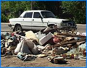 ></p><p class=c_tn>Стихийные свалки мусора в Иванове возникают с завидной регулярностью. И чаще всего вблизи частного сектора. Жильцы сносят бытовые отходы к дорогам, а договоры с администрацией на вывоз мусора заключать не считают нужным. Зато начинают роптать на власти, которые не убирают город. </p><p class=c_tn>На улице Носова прямо у дороги кучи бытовых отходов. Они появляются в основном благодаря местным жителям, но сюда периодически сваливают мусор даже организации. Договор с администрацией на вывоз отходов обитатели близлежащих домов не заключали. Поэтому, как ни пытаются коммунальщики навести здесь порядок - ничего не выходит, а ведь, по словам людей, уборочная техника приезжает, но через пару недель куча вырастает вновь.  </p><p class=c_tn>Обычно, в частном секторе создают так называемые уличкомы, где выбирают старшего по улице. Этот человек собирает жильцов и уже вместе они решают возникшие проблемы. Здесь, по словам старожилов, делом на общее благо заниматься некому. Видимо, всех устраивает помойка у дороги.  </p><p class=c_tn>Еще недавно аналогичная ситуация была и на улице Боевиков. Стихийные свалки вырастали у каждого дома. В результате за дело пришлось взяться коммунальщикам - мусор убрали. По сути, сыграв на руку местным жителям, которые заключать договоры на вывоз мусора с администрацией тоже не торопятся. </p><p class=c_av>Марина Четверткова</p>
	
		<div class=