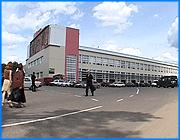 ></p><p class=c_tn>День предпринимателя начался сегодня в области. Центральная часть праздника прошла на базе оптовой ярмарки товаров текстильной и легкой промышленности Текстиль Профи-Иваново. Представители малого, среднего и крупного бизнеса получили возможность не только показать себя с лучшей стороны, но и обсудить насущные проблемы предпринимателя. </p><p class=c_tn>Праздник - от слова праздность, безделье. Но для сотрудников ивановских фирм, участвовавших в дне предпринимателя, выдалось горячее время. Особенно у тех, чья профессия - оформление и реклама. В глазах рябило от логотипов и слоганов. </p><p class=c_tn>Все, что предпринимается в Иванове, можно было не только посмотреть и послушать, но и попробовать. Некоторые даже с удовольствием и пользой рисковали здоровьем и красотой. Как и любое серьезное мероприятие, не обошлось без официальной части, которую олицетворяли собой служащие областного управления торговли и экономического развития, а также депутаты Законодательного собрания. Один из депутатов, Владимир Лапшин, участвовал в празднике с двойственным чувством. По его признанию, с одной стороны, хорошо, что у торговли в области все идет по плану, с другой - неплохо было бы, если бы такие же преференции получали производители. «К предпринимателям сейчас отношение более взвешенное, более доброе, практически воспринимаются все пожелания предпринимателей на уровне ЗС. Хотелось бы, чтобы такое же отношение было бы и к промышленникам», - отметил он. </p><p class=c_tn>Бизнес имеет и теоретическую сторону, для Ивановской области особо важную. Проблемы инвестиционного климата в стране и регионе организаторы избрали в качестве основной темы обсуждения за круглым столом. Выяснилось, что главный аспект проблемы привлечения инвестиций в губернию - взаимоотношения бизнеса с властью и общий политический климат. Представители управления экономического развития открещивались от любых политических мотивов в своей работе. Но остальные участники круглого стола видят прямую связь между рисками вложений в ивановский бизнес и политической напряженностью. Например, Глава администрации Пучежского района Александр Климов считает: «Первое, что мы должны, в общем-то, прекратить абсолютно, это делать публичные разборки у себя в области. Это не личное дело каждого, там амбиции личные какие-то. Это вообще, будем говорить, судьба людей, проживающих в Ивановской области». А Валентина Сысуева, Глава администрации Южского района, подчеркнула: «Если эта вся стабильность будет, нормальная, я думаю, у нас все будет хорошо развиваться. И малый бизнес, и средний, и большой». </p><p class=c_tn>Если развивать эту мысль дальше, окажется, что экономика области, в том числе частный ее сектор, зависит не больше и не меньше, как от президентского решения, которое положит конец гонке за губернаторское кресло. </p><p class=c_av>Сергей Хохлов</p>
	
		<div class=