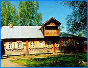 ></p><p class=c_tn>До сих пор не найдены три иконы, религиозная скульптура и старинная азбука, которые исчезли из музея семьи Цветаевых в Ново-Талицах ровно год назад. Напомним, похитители смогли проникнуть в музей и забрать экспонаты ночью, сразу после отмечавшегося в Иванове Дня города, а сотрудники обнаружили пропажу только утром. Исчезновение ценных предметов продолжило целую серию посягательств на ивановские музейные ценности, случившихся в течение прошлого года.</p><p class=c_tn>Ново-Талицы, Холуй, Палех и Плес - список мест, откуда исчезали музейные экспонаты, возможно, еще шире. Например, установить время исчезновения ряда икон в холуйском музее оказалось практически невозможно. Современные системы безопасности внедряются в государственных музеях области крайне медленно. Так, до закупки системы видеоконтроля для плесского музея-заповедника дело дошло только после двух ЧП. Причем, на дополнительные технические средства для плесского музея Пейзажа  выделено всего 170 тысяч рублей. А в целом на музей, разбросанный по всему Плесу - 1 миллион 700 тысяч в течение нынешнего года. Но выделение средств на такие цели было необходимо еще в прошлые годы. После того, как об этом рассказал телеканал «Барс», музей в судебном порядке пытался доказать, что получает достаточно денег из областного бюджета, и на безопасность экспонатов денег ему вполне хватает. Управление культуры также утверждает, что средств на меры безопасности достаточно, а виновных в нарушении должностных инструкций в Плесе нет. Более того, музей пытался в суде  опровергнуть данные вневедомственной охраны и милиции об обстоятельствах, при  которых совершена попытка похитить из музея картину Левитана Цветущие яблони. Суд отклонил как иск музея, так и его кассационную жалобу. </p><p class=c_av>Василий Когаловский</p>
	
		<div class=