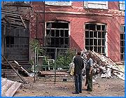 ></p><p class=c_tn>В воскресенье на территории ивановской фабрики им.Крупской горели складские помещения и производственные цеха. Был объявлен повышенный номер сложности. </p><p class=c_tn>Вызов поступил около половины одиннадцатого утра. Возгорание произошло в помещениях на первом этаже, которые арендовал частный предприниматель. Здесь находился цех по производству ватных изделий и склад готовой продукции. К моменту прибытия пожарных расчетов из окон здания валил густой дым. Температура горения была очень высокой. «Если бы в данном помещении не было железобетонных перекрытий, то мы, честно говоря, это здание практически бы не отстояли. Потому что выше находятся швейные цеха, в которых тоже находятся швейные изделия повышенной горючести, поэтому, честно говоря, техническое сооружение нам помогло», - рассказал начальник управления оперативного реагирования ГУ МЧС России по Ивановской области Игорь Шелохаев.</p><p class=c_tn>С верхних этажей, также арендованных под швейное производство, были эвакуированы около 40 человек.  К полудню огонь был полностью потушен. Текстильное оборудование и продукция в помещениях, где бушевал пожар, уничтожены. Для тушения пожара было привлечено около 13 автомобилей ивановского гарнизона и порядка 60 человек личного состава.</p><p class=c_tn>Согласно официальной формулировке, причины пожара уточняются. Сейчас идет следствие с участием прокуратуры Октябрьского района. Ничего не сообщается пока и о сумме ущерба. Известно, что имущество было застраховано. По неподтвержденным сведениям, причиной возгорания мог быть поджог. Есть информация, что злоумышленник не пытался скрыть следы своего деяния. Поэтому не исключена версия, что поджог стал способом выяснения взаимоотношений для предпринимателей, которые арендуют здесь площади. </p><p class=c_av>Дмитрий Попов</p>
	
		<div class=