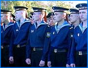 ></p><p class=c_tn>Служить в армии - не страшно. Доказать это пытаются в последние месяцы городские власти Иванова. Главная задача - показать будущим призывникам, что в ряды российской армии идти совсем не опасно, а, наоборот - престижно. Сегодня в ивановской мэрии заместитель Главы города Александр Батов встречался с моряками Черноморского флота и их родителями.</p><p class=c_tn>Приехавшие на встречу ребята служат в роте почетного караула. Приехали в Иваново в командировку по так называемым военно-шефским связям. Заодно и с родителями повидались. Эту встречу заместитель мэра Александр Батов изначально обозначил как неформальную. Но ребята до конца встречи от скованности так и не избавились. Говорили все больше сами чиновники. Матери моряков рассказывали, как тяжело было отправлять сыновей в армию. Но другого варианта для мужающего поколения они не видят. </p><p class=c_tn>Сегодня на Черноморском флоте из Ивановской губернии служат 150 призывников-срочников. Пятеро из них в роте почетного караула. Матрос Денис Безруков называет это подразделение визитной карточкой Черноморского флота. В обязанности роты входит кроме праздничных караулов, охрана первых лиц государства Российского. Денис по сроку службы носит неуставное звание годок. О дедовщине говорит неохотно. Но признается, что младший призыв или черепа регулярно моют полы и числятся на посылках у старослужащих. Но до побоев, утверждает Денис, дело не доходит.  </p><p class=c_tn>4 июня в областной центр за ребятами весеннего призыва приедет делегация с ракетного катера Ивановец. Ряды черноморцев на этот раз пополнят 20 срочников. </p><p class=c_av>Олеся Чирко</p>
	
		<div class=