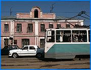 ></p><p class=c_tn>Тариф поднят до четырех с половиной рублей в электротранспорте и автобусах ПАТП. Время работы трамваев и троллейбусов сильно сокращено. В 20:30 последние вагоны будут уходить с линий. Их заменят маршрутные Газели, хозяева которых не намерены поднимать плату за проезд. </p><p class=c_tn>Трамвайно-троллейбусное управление воспользовалось решением городской Думы, которое позволило поднять планку тарифа в пределах 4 рублей 87 копеек, то есть экономически обоснованного показателя. Спрос на социальные проездные для бывших льготников поднялся. Правда, на десятки процентов, а не в разы, как ожидалось. Простой расчет показал пожилым людям: удобнее купить проездной, чем каждый раз платить по выросшему тарифу. </p><p class=c_tn>Очереди за проездными стояли и в первый день июня. Вопреки ожиданиям чиновников, спросом пользовались единые проездные, по 150 рублей. По данным на 30 число, таких билетов было продано 1,5 тысячи против 6,5 тысяч сторублевых. Тариф на проезд в автобусе с сегодняшнего дня тоже поднялся до 4,5 рублей. В ПАТП-1 это сделали без всяких консультаций с властями города. Малообеспеченные люди страдают от повышения, остальные не теряют ничего - они ездят на маршрутках за 5-7 рублей. Владельцы Газелей пока цены поднимать не собираются, несмотря на дорожающий бензин. Потому что в сезон отпусков пассажиров мало. </p><p class=c_tn>Бывшие пассажиры трамвая идут пешком. Проезд подорожал, а вечером вагонов на линии не будет. Теперь примерно в 20:20 последние трамваи и троллейбусы отходят от конечных остановок в депо. Мэрия будет требовать от маршрутчиков работы до 11 вечера. Ассоциация маршрутчиков поддерживает это начинание. Теперь конкурентов на вечерних улицах у Газелей не будет.</p><p class=c_av>Василий Когаловский</p>
	
		<div class=