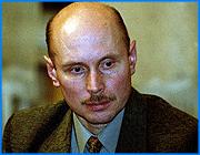></p><p class=c_tn>Еще один переворот в законодательной власти Ивановской области объявлен - и отложен до 7 июня. Члены комитета по труду и социальной политике намерены сменить председателя. Но объявят Александру Смирнову о смещении на следующем заседании комитета, если он появится.  </p><p class=c_tn>Труду и социальной политике, а также ответственному за них комитету в ивановском областном парламенте стало не хватать инициативы и активности. Некогда самый деятельный комитет Законодательного собрания отошел по своей значимости на второй план, а на его заседаниях царят тишь да гладь. Жизнь - говорят комитетчики, была бурной, покуда комитетом руководила депутат Наталья Ковалева, а нынешний председатель Александр Смирнов и на внеочередное заседание не пришел, и в проведении его пытался отказать. Но 9 из 14 членов комитета подписались под бумагой с требованием собраться. И заседание состоялось. Депутаты заявили - реальный  лидер в комитете - Наталья Ковалева. </p><p class=c_tn>«Все комиссии, которые в этом комитете, - по культуре, по здравоохранению, по разработке законов социальных она возглавляет. А я только вхожу в большинство этих комиссий. Поэтому вижу, что ведет эту законотворческую работу в комитете она. Ни в одном комитете Смирнов не присутствует. Ни одного законопроекта не разрабатывал», - подчеркнул депутат Законодательного собрания Сергей Вальков. А Андрей Кабанов продолжил: «Такое ощущение, что ему это председательство в тягость. Вот мы попросили собрать комитет. Где у нас председатель? Неизвестно. В последнее время он стал очень нервным. Я сам не ангел далеко, но с кулаками на депутатов еще, видит Бог, не бросался». </p><p class=c_tn>По крайней мере, Александр Смирнов уже грозил кулаком депутату Валькову, который поинтересовался, почему председатель социального комитета голосовал против социально ориентированных законопроектов. По словам депутата, дело было прямо на заседании. Областной парламент давно трясет от кадровых передряг. Сменился председатель и руководители ряда комитетов, а работоспособность снизилась. </p><p class=c_tn>Депутаты полагают, что пришло время найти более оптимальные варианты, независимо от политического расклада. Чему свидетельство - кандидатура Натальи Ковалевой, которая, как известно, заявляет о своем нейтралитете. Но решение о смене председателя пока не приняли. На 7 июня назначено еще одно заседание. В повестке дня - отчет Александра Смирнова. Там ему собираются высказать все претензии и сделать кадровые выводы. </p><p class=c_av>Василий Когаловский</p>
	
		<div class=