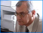 ></p><p class=c_tn>За полчаса до предполагавшегося начала пленарного заседания в парламенте области глава единороссовской фракции в Законодательном собрании Александр Фомин сообщил журналистам, что 17 депутатов не примут участия в работе.</p><p class=c_tn>Он зачитал прессе заявление 11 членов Единой России и шести других депутатов. Своих коллег-оппонентов из числа представителей других партий единороссы назвали деструктивной группой депутатов, поддерживаемой администрацией Ивановской области. Кроме того, Фомин высказался против проекта поправок к областному бюджету, который сегодня предполагалось принять в первом чтении. Он и его сторонники согласны продолжить работу только на условии, что губернатор отзовет существующий проект и внесет на рассмотрение новый. В частности он заявил: «Мы выражаем принципиальное несогласие с внесенными губернатором области изменениями в бюджет 2005 года и принципами распределения дополнительных доходов в угоду отдельно взятой группе депутатов. Усматриваем в целом ряде внесенных поправок корыстную и коррупционную заинтересованность приближенных к губернатору депутатов…Да, это шаг нехороший, скажем так. Мы понимаем, в глазах общественного мнения мы проиграем на какой-то период. Потом, я надеюсь, поймут, что мы были правы. Но это просто шаг, которым мы хотим поставить точку под тем, что сегодня происходит в Законодательном собрании».</p><p class=c_tn>До сих пор нет ясности, по поручению каких депутатов Александр Фомин подписал это заявление. В тексте заявления, им озвученного, говорится о 17 народных избранниках, отказавшихся участвовать в пленарном заседании. Действительно, именно 17 депутатов отсутствовали на пленарке. Выясняется, что причины их отсутствия – не только принципиальное несогласие с поправками в бюджет.</p><p class=c_tn>Двое депутатов традиционно отсутствуют на заседаниях областного парламента. Это Денисенко, давно работающий в Москве, и Максимовский, появившийся в ЗС только в дни одиозного сбора подписей против губернатора. Итого остается 15 депутатов.</p><p class=c_tn>Депутат Нуждин находился в командировке в Москве. Минус 1 человек.</p><p class=c_tn>Еще один депутат, просивший не упоминать его имени, уверял нашего корреспондента, что утром был на важной встрече и ТОЛЬКО поэтому не пришел на заседание. Еще минус один. Итого 13 человек.</p><p class=c_tn>Наконец, до четверых депутатов из числа мнимых подписантов нашей редакции просто не удалось дозвониться. Возникает ощущение, что они просто бояться говорить с прессой, чтобы не сболтнуть лишнее.</p><p class=c_av>Сергей Хохлов</p>
	
		<div class=