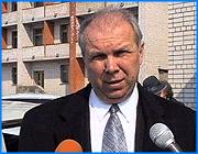 ></p><p class=c_tn>Губернатор Ивановской области Владимир Тихонов направит в Законодательное собрание письмо с требованием созвать внеочередного заседания областного парламента. Такое право ему дает Устав области. Напомню, что в четверг группа депутатов, ядро которой составили члены Единой России, сорвала пленарное заседание, на котором планировалось принять в первом чтении поправки к областному бюджету нынешнего года. </p><p class=c_tn>Губернатор настаивает на обсуждении изменений в бюджете, поскольку в законопроект заложен целый ряд норм, которые не могут быть утверждены позже. Иначе будет нарушено несколько областных и федеральных законов, а большие группы людей могут пострадать от их невыполнения. Так, один из законов, принятых накануне 9 мая, предусматривал пятисотрублевую единовременную выплату труженикам тыла. Однако выплатить эти деньги невозможно без планируемых изменений в бюджете. Как невозможно и погасить часть долгов перед городами и районами по закону о ветеранах. Под угрозой и возможность бывших льготников ездить с проездными талонами на автобусах пригородного и межрайонного сообщения. Причина та же: непринятые коррективы к бюджету. «Сейчас люди ездят по льготным билетам - это хорошо. Но мы вынуждены, если только закон в ближайшие дни не примут, прекратить этот проезд. Потому что на языке  уголовного права это называется нецелевое расходование денег. В бюджете на эти цели деньги не предусмотрены. Мы предлагали – они (депутаты) принять отказались», - говорит Владимир Тихонов. </p><p class=c_tn>Также невозможно направить деньги на выравнивание уровня бюджетной обеспеченности районов. Именно этого выравнивания требуют депутаты - единороссы, но, сорвав заседание, они, фактически, выступили против него, - утверждает губернатор. Он предполагает, что депутаты даже не читали бюджетный законопроект: «Им вначале был предложен закон очень короткий, который не предусматривал деления дополнительных денег, которые мы получили по итогам 4 месяцев текущего года. Были предусмотрены  только срочные вопросы, которые не терпят отлагательства. Сами депутаты настояли, причем именно фракция Единой России на том, чтобы мы туда внесли дополнительные  объекты в рамках инвестиционной программы, в рамках капитального ремонта. И сами же отказались это принимать». </p><p class=c_tn>Владимир Тихонов полагает, что две ветви власти должны договориться, поскольку этого требует здравый смысл. </p><p class=c_av>Василий Когаловский</p>
	
		<div class=