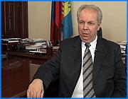 ></p><p class=c_tn>Губернатор Ивановской области Владимир Тихонов предупредил федеральный центр о возможном прекращении пригородного проезда по льготным талонам в области, а также о вероятном провале партии Единая Россия на будущих выборах. Глава области провел брифинг, на котором сообщил, что соответствующие предупреждения он сделал представителю президента по центральному федеральному округу Георгию Полтавченко. Их  встреча прошла накануне в Москве.</p><p class=c_tn>Губернатор обсуждал с представителем президента экономическую ситуацию в области. Областные показатели инвестиционных вложений и промышленного роста заметно превышают общероссийские данные. Однако выполнение 122 закона под угрозой из-за позиции фракции Единой России в областном Законодательном собрании. Она сорвала принятие изменений в бюджете региона. В результате, нет возможности финансировать пригородный проезд льготников. Если в ближайшее время законопроект не будет принят, эти перевозки будут прекращены. «И я предупреждал Георгия Степановича, что надо сделать все возможное, чтобы закон был принят. И он, со своей стороны, заверил меня, что проведет переговоры с Законодательным собранием… Я предупредил его, что если только Единая Россия  будет действовать так, как она действует здесь, то это закончится тем, что на следующих выборах  в Законодательное собрание ни одного представителя Единой России может не оказаться», - сообщил Владимир Тихонов. </p><p class=c_tn>Губернатор привел данные социологов, согласно которым 2/3 опрошенных высказали негативное отношение к демаршу единороссов. Владимир Тихонов заявил также, что в связи с неисполнением Законодательным собранием его функций, возможно возбуждение судебных исков. На встрече с Георгием Полтавченко был поднят вопрос о ситуации с заводом Эггер в Шуе. Представитель президента, по словам губернатора, высказался за то, чтобы ускорить проведение федеральной экологической экспертизы. В ближайшие дни проект будет вновь направлен в Москву. Напомним, что Ростехнадзор ранее отклонил его. Однако ситуация вышла на международный уровень. «Учитывая, что президент Австрии обратился к президенту РФ, президент Владимир Владимирович Путин дал соответствующие поручения структурам Георгия  Сергеевича Полтавченко, чтобы разобрались с ситуацией со строительством завода Эггер и попытались снять препятствия, которые там возникли», - сказал он. </p><p class=c_tn>Губернатор добавил, что по его сведениям, на Эггере будут использоваться не формальдегидные смолы, а менее вредные карбамидно-формальдегидные. Добавим, однако, что согласно проекту строительства, завод будет выбрасывать 23 тонны формальдегида в год, а также 183 тонны диоксида азота, который способствует легочным заболеваниям, причем концентрация этого вещества в шуйском воздухе уже сегодня выше предельно-допустимых. </p><p class=c_tn></p><p class=c_av>Василий Когаловский</p>
	
		<div class=