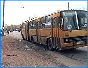 ></p><p class=c_tn>Только 7 автобусов ПАТП вышли сегодня на улицы Иванова. Предприятие не в состоянии выпускать больше машин - нет денег на горючее. Работают только пригородные маршруты. В результате - в некоторые районы Иванова остались без транспорта. Многие не могут платить за проезд в маршрутках. </p><p class=c_tn>У жителей ул.Окуловой остается только один выход - достать из гаражей велосипеды. Этот вид транспорта не зависит от сложностей ПАТП, которое не может обеспечить людям нормальные пассажирские перевозки.</p><p class=c_tn>Улица Окуловой это, в основном, частный сектор. Район отдаленный. Многие здешние пенсионеры приобрели пресловутые единые проездные билеты. Теперь ими воспользоваться нельзя. А платить за проезд в маршрутках в состоянии не все. В маршрутных таксомоторах недостатка нет. Но в них ездит только молодежь. Даже в этом случае, в часы пик до центра города добраться сложно. И в лучшие времена здесь курсировало только два пассажирских автобуса. Их с большим трудом пробивали у главы Иванова. Как говорят сами жители, два автобуса ходили всего две недели, потом остался один, а теперь нет и его. </p><p class=c_tn>Как сообщили в ивановском ПАТП, у предприятия действительно нет средств на горючее. Поэтому обеспечивают транспортом только пригородные маршруты. В Иванове работают лишь 7 машин. Руководство ПАТП пытается решить вопрос о материальной помощи с администрацией города. Власти, кстати, задолжали транспортникам деньги на компенсацию перевозки льготников за прошлые годы. Жители улицы Окуловой в эти финансовые разбирательства не вникают - потому что своих забот хватает. И самая первая -  как добираться до центра. </p><p class=c_tn>Чем закончатся переговоры ПАТП с властями о помощи - не известно. Главное - нет ясности, когда автобусы начнут ходить в отдаленные районы. </p><p class=c_av>Марина Четверткова</p>
	
		<div class=