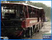 ></p><p class=c_tn>В понедельник в 8:30 утра в 5 км от г.Лакинск Владимирской обл. на трассе Москва-Владимир-Иваново пассажирский автобус «Икарус», следовавший из Москвы в Вичугу, упал в кювет и перевернулся.</p><p class=c_tn>В автобусе находились 30 пассажиров. По сообщениям информагентств, один пассажир погиб, 16 человек получили ранения разной степени тяжести. 13 пострадавших были доставлены в районную больницу г.Собинка, 3 человека – в  больницу г.Петушки. По сведениям NTV.RU, в основном превалируют больные с повреждением костей, с переломами, с ушибленными ранами, есть перелом позвоночника. Очень тяжелых больных нет.</p><p class=c_tn>По предварительной версии, водитель автобуса превысил скорость и не справился с управлением на мокрой трассе.</p><p class=c_av>IvanovoNews</p>
	
		<div class=