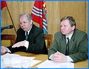 ></p><p class=c_tn>Судьбу поправок к областному бюджету, в том числе финансирование льготного пригородного проезда решили 2 человека - губернатор и председатель Законодательного собрания Ивановской области. Владимир Тихонов и Владимир Гришин договорились документ урезать, но принять. Об этом спикер областного парламента сообщил на пресс-конференции. </p><p class=c_tn>Внеочередное заседание Законодательного собрания области пройдет завтра. На него будет вынесен урезанный вариант законопроекта о бюджетных изменениях. Вместо 440 миллионов он коснется всего 180, часть из которых - поступившие в область федеральные деньги. Остальные будут распределены позже. Вся инвестиционная часть из бюджета изъята. Дополнительных денег не будет ни на дороги, ни на школы, ни на мостовые переходы, о которых много говорилось в последнее время. Это значит, что еще не вылупившийся бюджет уже уполовинивают - секвестрируют. Члены Единой России на днях требовали денег на их социальные проекты, но теперь готовы отказаться от них в законопроекте. Договоренность о бюджете с альтернативной группой Ивановский край возложена на областную администрацию. На нее же председатель областного парламента готов возложить и само распределение бюджетных денег. Он утверждает, что изменения в пределах 10 % бюджета администрация может не вносить в Законодательное собрание, а пригородные перевозки финансировать без всякого депутатского спроса. Владимир Гришин косвенно признал, что срыв пленарного заседания в областном парламенте не имел смысла, поскольку сам законопроект - не более, чем страховка для чиновников: «У нас финансовое управление всегда страхуется. Страхуется от соответствующих проверок. Мы знаем, что КСП России проверяла. И там очень серьезные проблемы. Мне на днях должен поступить уже акт, который проведен через коллегию КСП России по областному бюджету». </p><p class=c_tn>Претензии касаются 200 с лишним миллионов рублей, то есть примерно такой же суммы, которая будет распределена теперь. Напомним, что в прошлом году все изменения в областном бюджете проходили через Законодательное собрание. Они вносились несколько раз. </p><p class=c_av>Василий Когаловский</p>
	
		<div class=