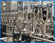 ></p><p class=c_tn>Продукция акционерного общества Шуйская водка стала бронзовым призером на международном дегустационном конкурсе алкогольных напитков. Получить признание удалось во многом благодаря сырью нового поставщика - Костромаспиртпром. Это партнерство стало возможным только после того, как Росспиртпром перестал диктовать свои условия производителю шуйской водки. Об этом шла речь на сегодняшней пресс-конференции. </p><p class=c_tn>За последние несколько лет АО Шуйская водка сменило множество поставщиков спирта. Среди них Тульский и Петровский спирткомбинаты. По словам генерального директора акционерного общества Сергея Виноградова, столь частая смена поставщиков во многом была обусловлена политикой основных акционеров «Шуйской водки» унитарного предприятия «Росспиртпром». Возник конфликт интересов, повлекший за собой решение Совета директоров, большинством состоящего из представителей «Росспиртпрома», об увольнении Сергея Виноградова. И хотя решением арбитражного суда Сергей Виноградов остался генеральным директором «Шуйской водки», конфликт остался не исчерпанным. Однако, как не парадоксально, корпоративный конфликт положительно сказался на качестве выпускаемой продукции. Предприятие получило возможность самостоятельно выбирать поставщиков. Напомним, примерно полгода назад руководство акционерного общества Шуйская водка отказалось поддерживать политику Росспиртпрома. «Весь политес уже отошел в сторону, а был поставлен вопрос именно об интересах предприятия, тогда у нас появилась возможность действовать в интересах предприятия и нашего покупателя… Предприятие получило такую полную свободу в выборе поставщика. И опираясь на эту полную свободу, выбрала наиболее устраивающего нас, а значит и нашего покупателя», - сказал тогда генеральный директор ОАО «Шуйская водка» Сергей Виноградов.</p><p class=c_tn>В результате проведения в начале года аудита качества среди производителей спирта, поставщиком был выбран ОАО Костромаспиртпром. Особым преимуществом этого завода называют новую, единственную подобную в России технологию получения спирта. Низкотемпературное разваривание зерна позволяет получать конечный продукт с низким содержанием примесей. «Низкотемпературная технология, применяемая в Костроме при получении спирта, позволяет сохранить в получаемом спирте те вещества, содержащиеся в зерновом продукте, в исходном зерне, которые при высокотемпературном процессе переходят, разлагаются с образованием как раз токсичных веществ», - объяснил начальник службы качества ОАО Шуйская водка Михаил Куликов.</p><p class=c_tn>Кроме того, у костромского спирта, отмечают специалисты, намного лучше органолептические свойства. То есть цвет, запах и аромат. За качество продукции Костромаспиртпром была награждена четырьмя золотыми медалями на конкурсе - выставке Ленэкспо - 2005. </p>
	
		<div class=