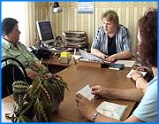 ></p><p class=c_tn>В Иванове переход на новую систему планируется начать в четвертом квартале текущего года. Малообеспеченные семьи будут получать субсидии наличными, а затем полностью оплачивать счет. Сегодня в ивановском городском управлении субсидий, для квартиросъемщиков прошли первые консультации по предстоящему нововведению. </p><p class=c_tn>Переход к перечислению субсидий на банковские счета предусмотрен федеральным законодательством. Сейчас счета за жилищно-коммунальные услуги приходят квартиросъемщикам в неполном объеме. Субсидии автоматически перечисляются в МПЖХ. С нового года в квитанциях будет указана полная стоимость услуг. Положенную по субсидии сумму будут перечислять на личные счета горожан. «Люди могут использовать уже имеющиеся счета в сберегательном банке, в других банках, в любом коммерческом банке. Могут открыть новый счет. Единственное здесь, что в семье граждане должны определиться, кто будет являться получателем, кто будет являться владельцем этого счета, чтобы разногласий в семье не было», - объяснила и.о. начальника управления жилищно-коммунальных субсидий г. Иванова Елена Селантьева.</p><p class=c_tn>Большинство квартиросъемщиков новый вариант получения субсидий не устраивает. Многим из них ходить каждый месяц в банк не позволяет здоровье. </p><p class=c_tn>Для того, кому снимать деньги каждый месяц трудно, законом предусмотрен вариант длительных поручений банку, который в рамках договора будет автоматически перечислять деньги в МПЖХ. Правда пока неизвестно, будет ли банк брать за это процент. Городские власти в этом варианте финансовой нагрузки не несут. Тем временем ивановцы признаются, что банковской системе автоматического перечисления денег не доверяют.</p><p class=c_tn>Новая система получения субсидий дает возможность тратить деньги не только на оплату коммунальных услуг. Но за квартиру все равно нужно будет платить полностью. Если в течение трех месяцев оплата будет произведена не в полном объеме, перечисление субсидий до выяснения причин будет приостановлено.</p><p class=c_av>Олеся Чирко</p>
	
		<div class=